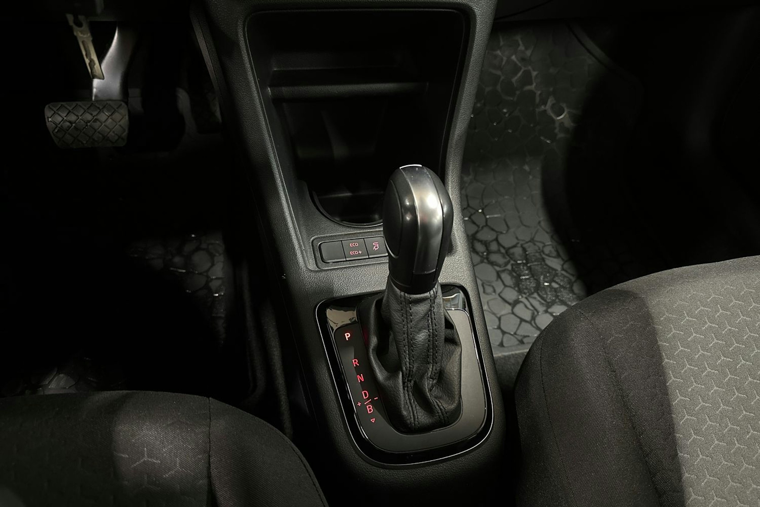 punainen SEAT Mii electric 2021 kuva 22.