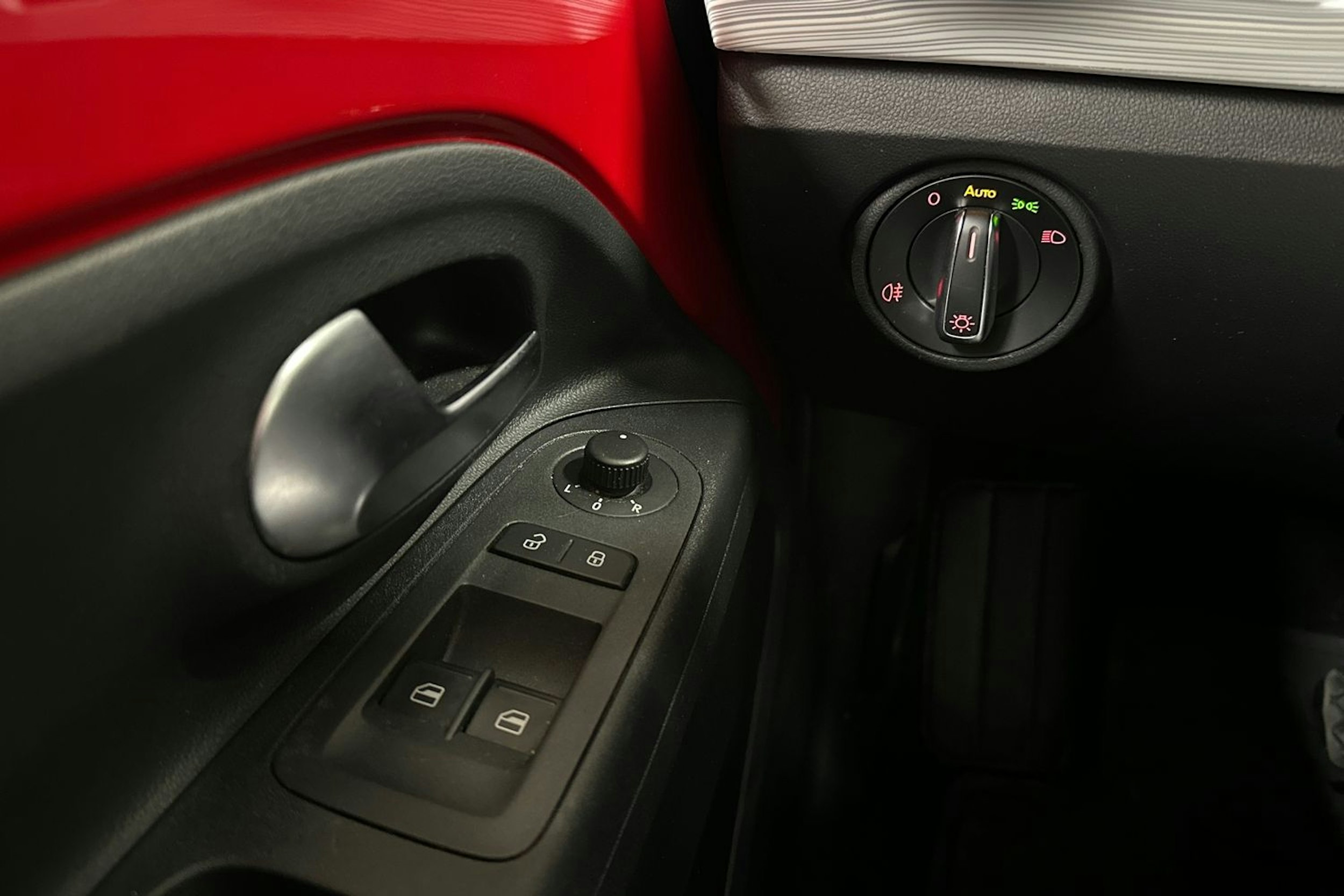 punainen SEAT Mii electric 2021 kuva 24.