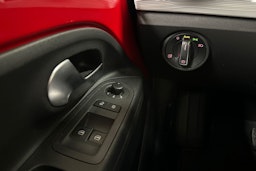 punainen SEAT Mii electric 2021 kuva 24.