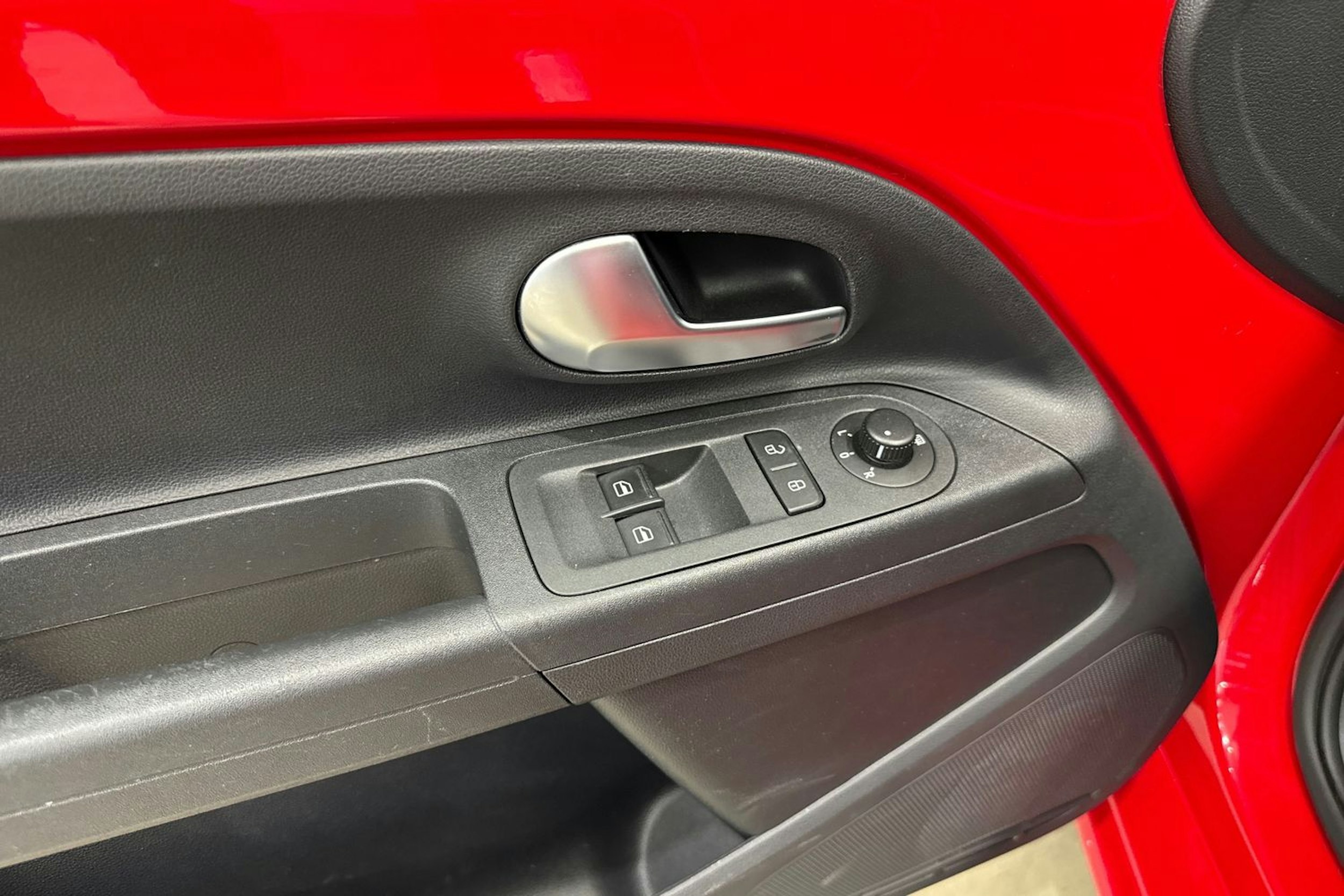 punainen SEAT Mii electric 2021 kuva 17.