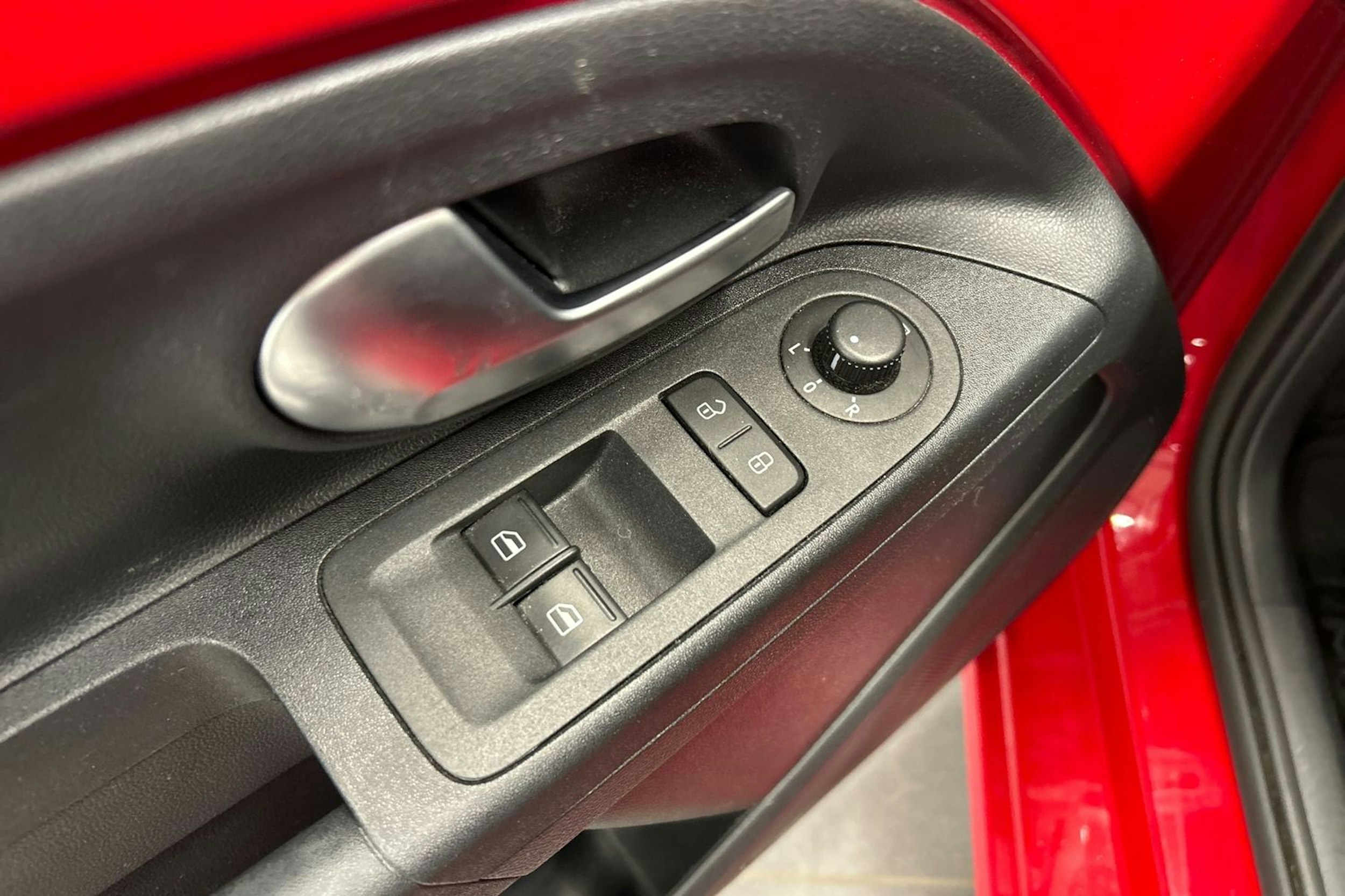 punainen SEAT Mii electric 2021 kuva 22.