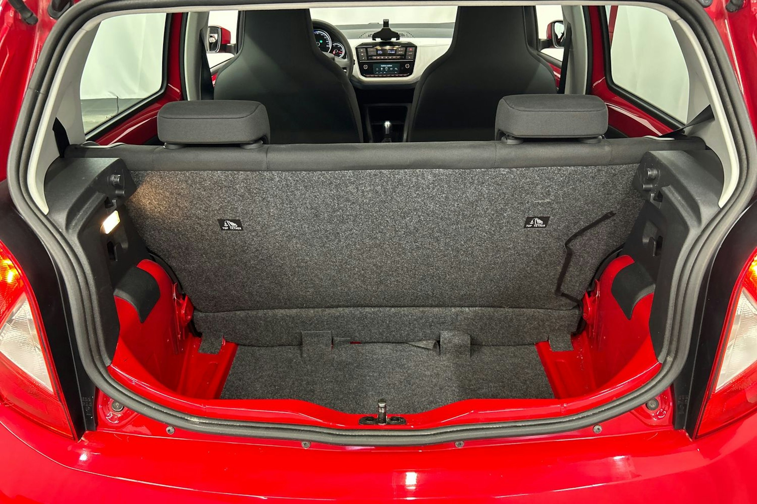 punainen SEAT Mii electric 2021 kuva 23.