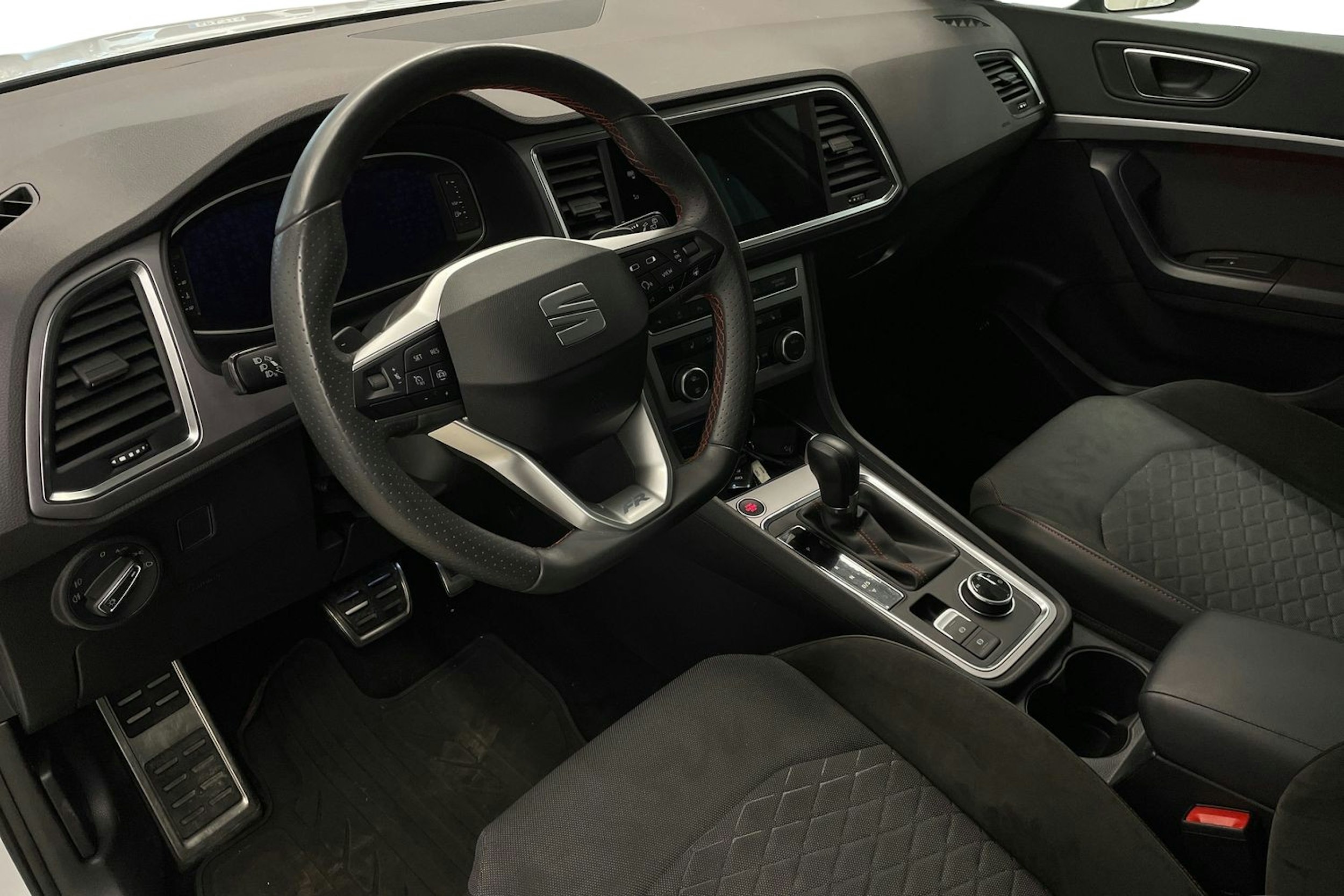 Valkoinen SEAT SEAT ATECA 2021 kuva 7.