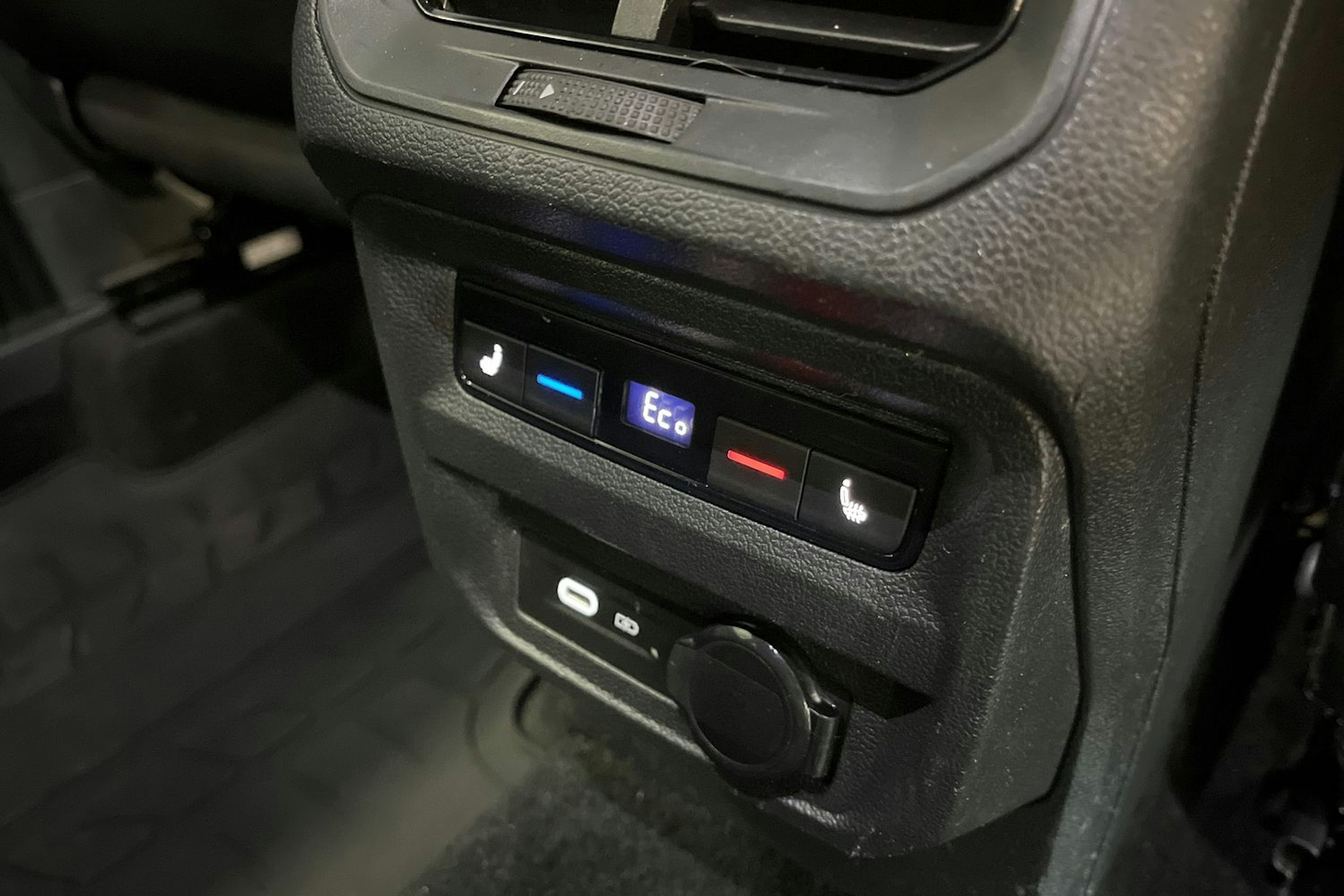 punainen SEAT Tarraco 2021 kuva 17.
