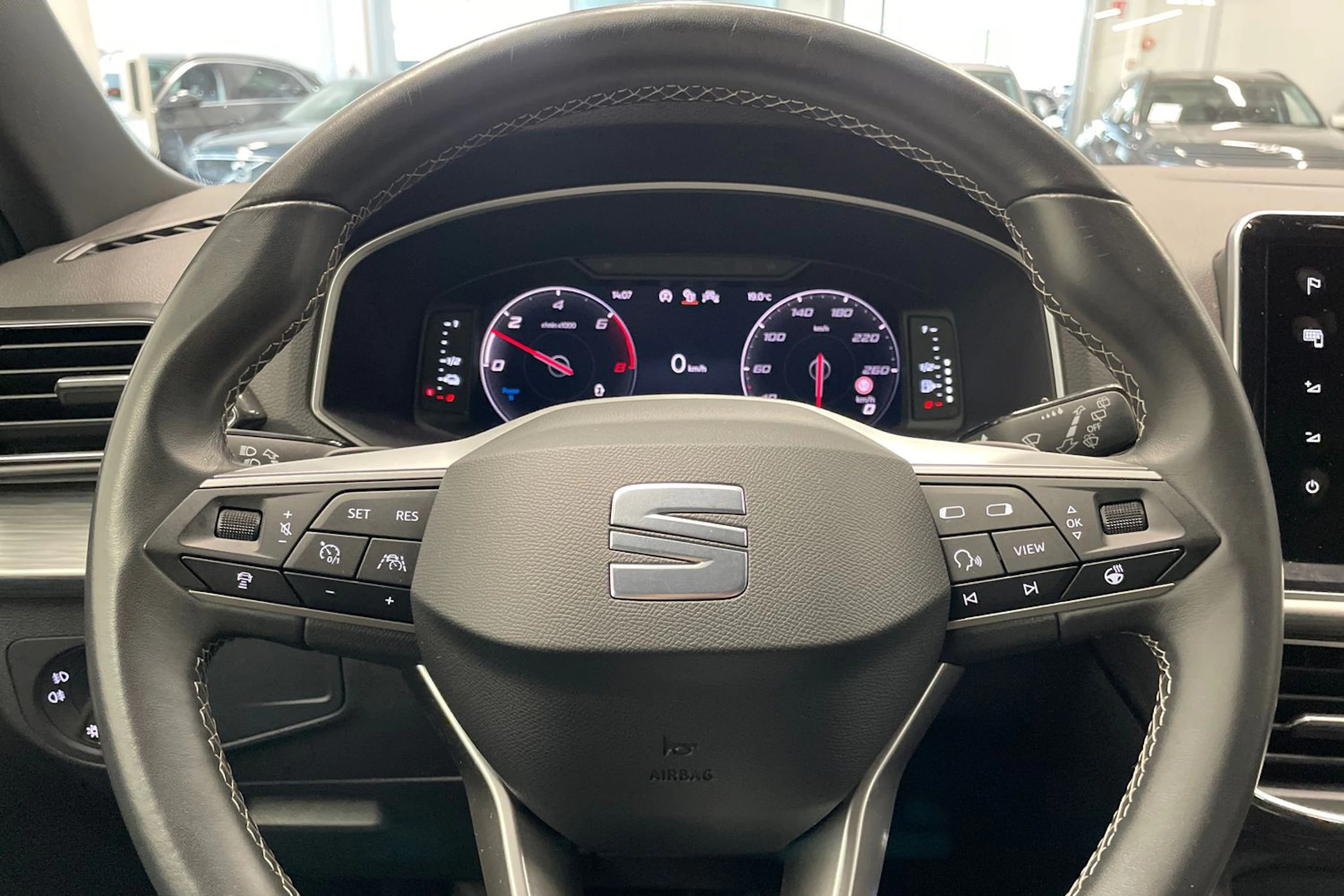 sininen SEAT Tarraco 2023 kuva 17.