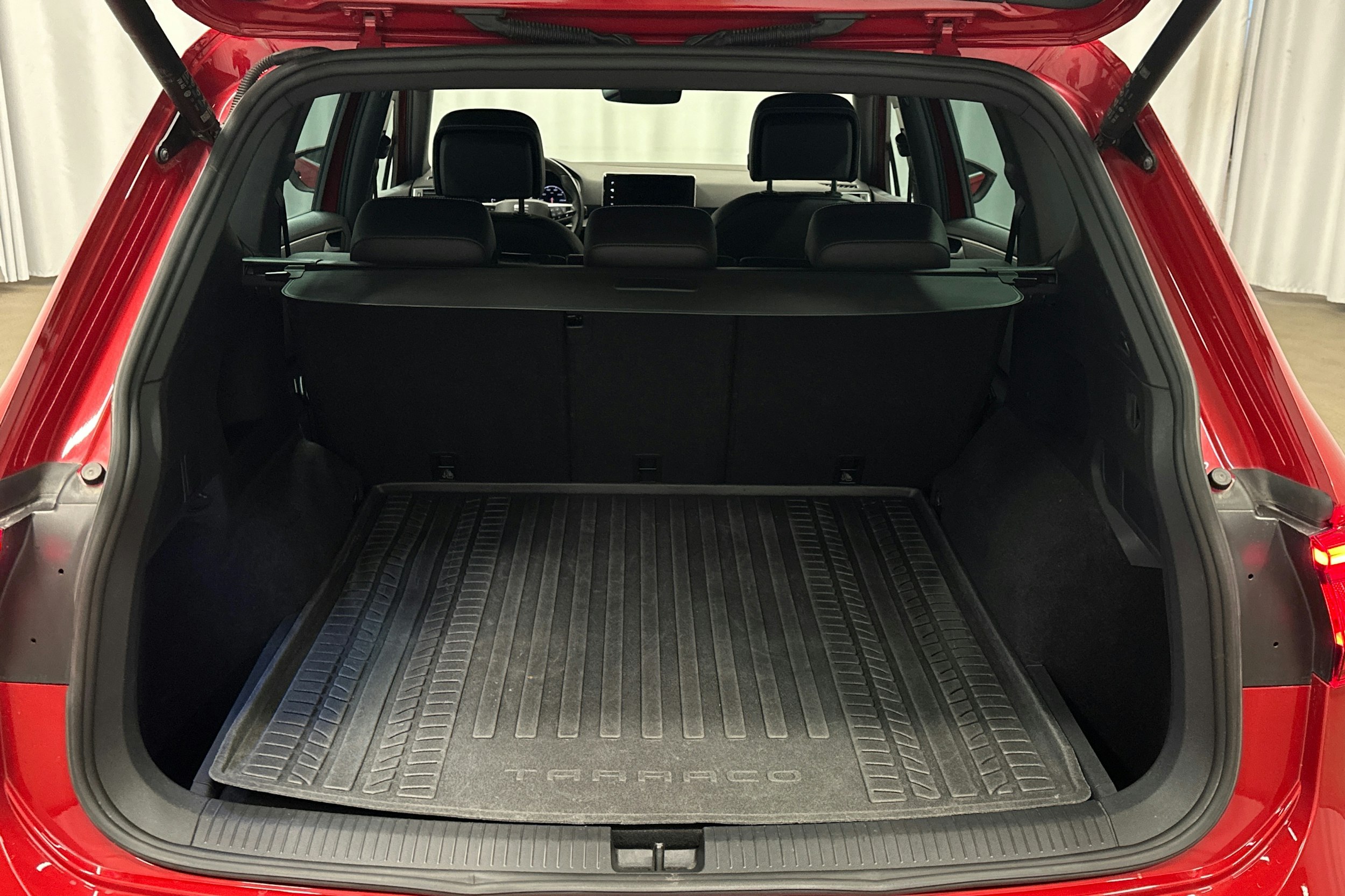 punainen SEAT Tarraco 2023 kuva 16.