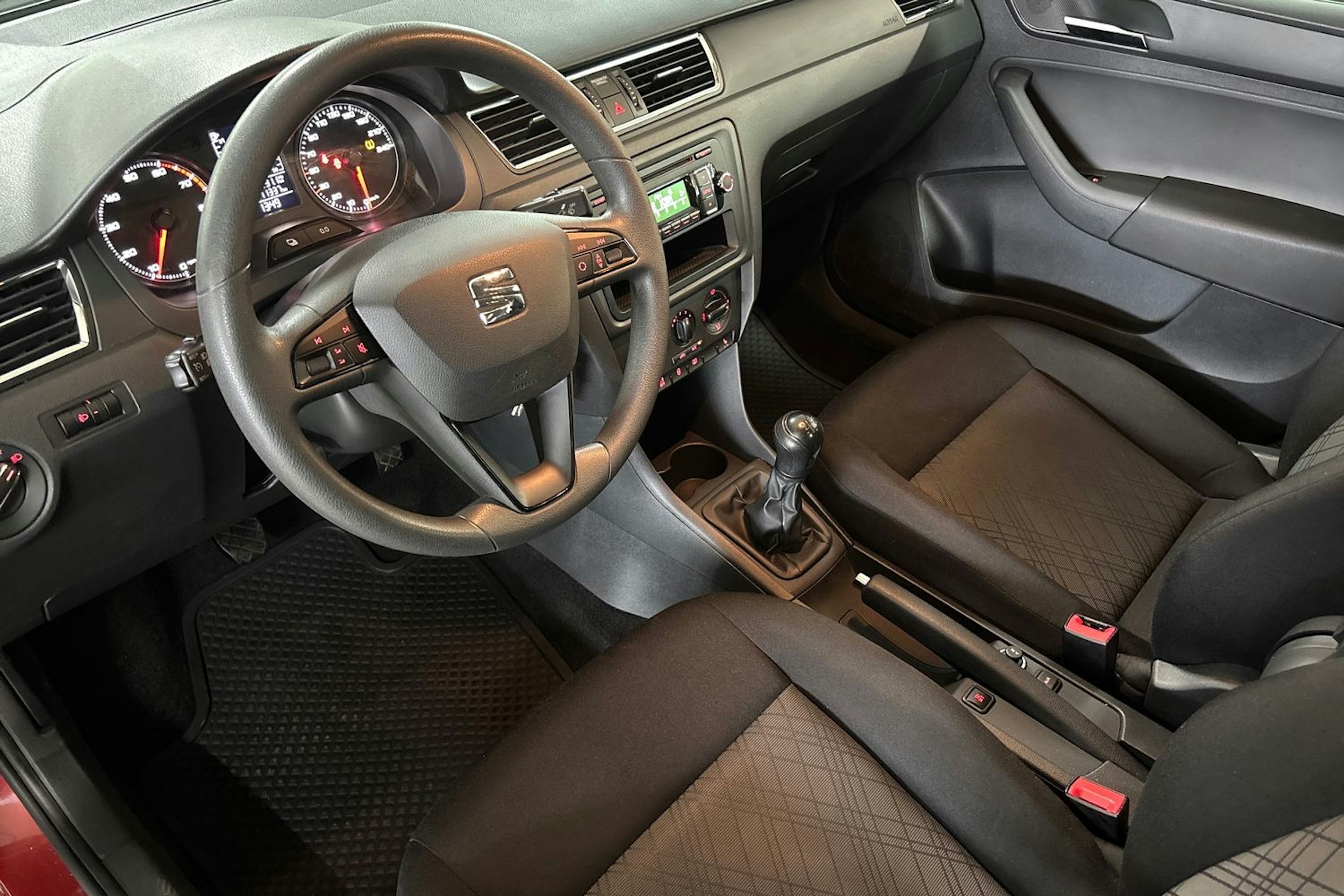 punainen SEAT Toledo 2015 kuva 7.