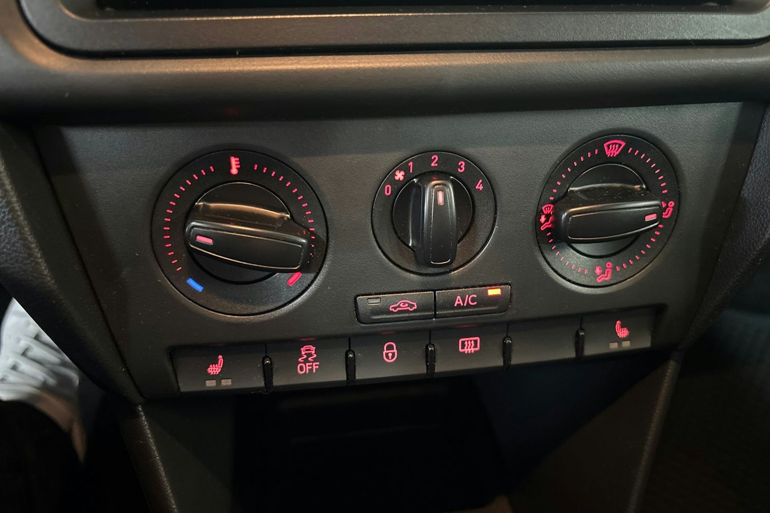 punainen SEAT Toledo 2015 kuva 20.