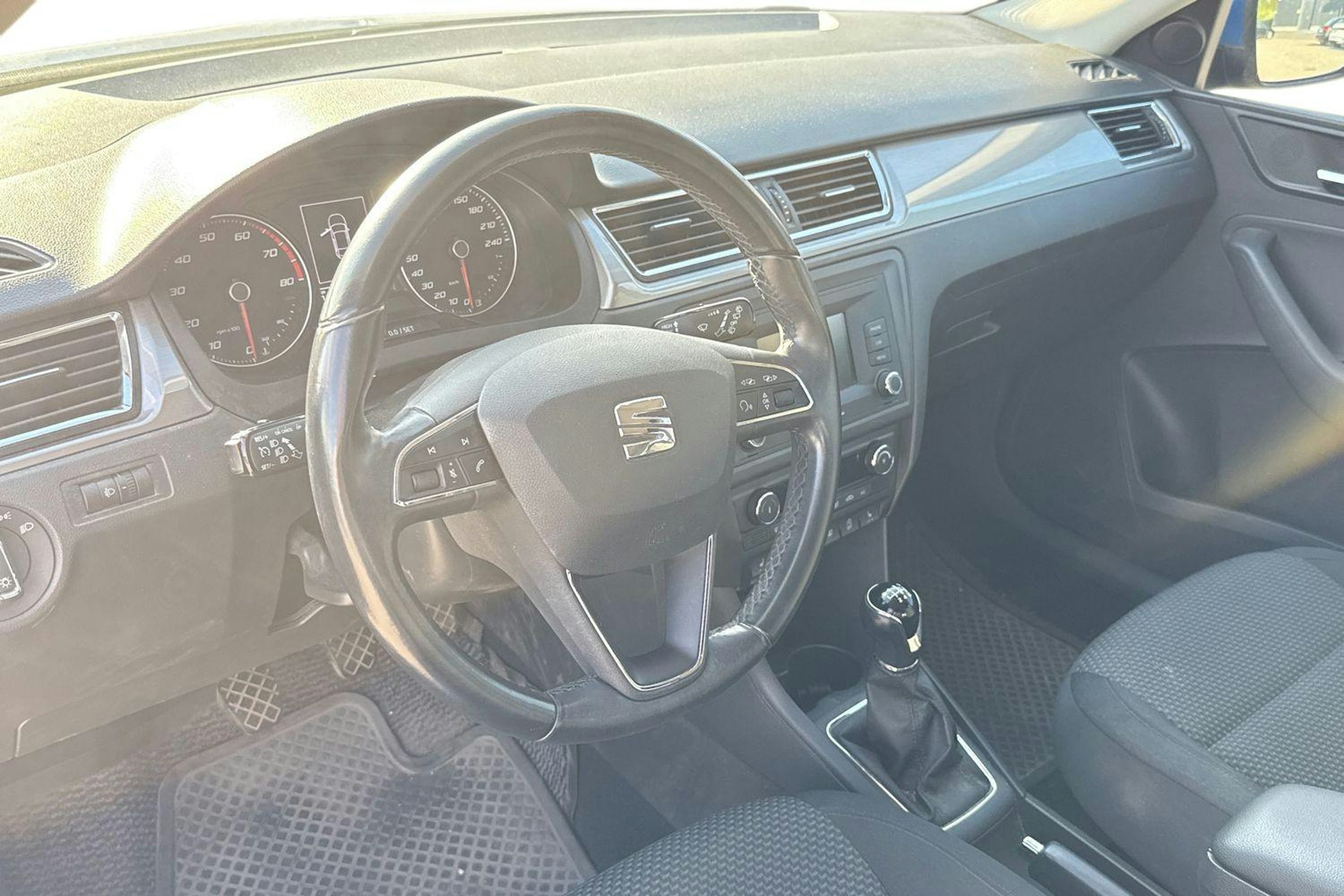 sininen SEAT Toledo 2015 kuva 3.