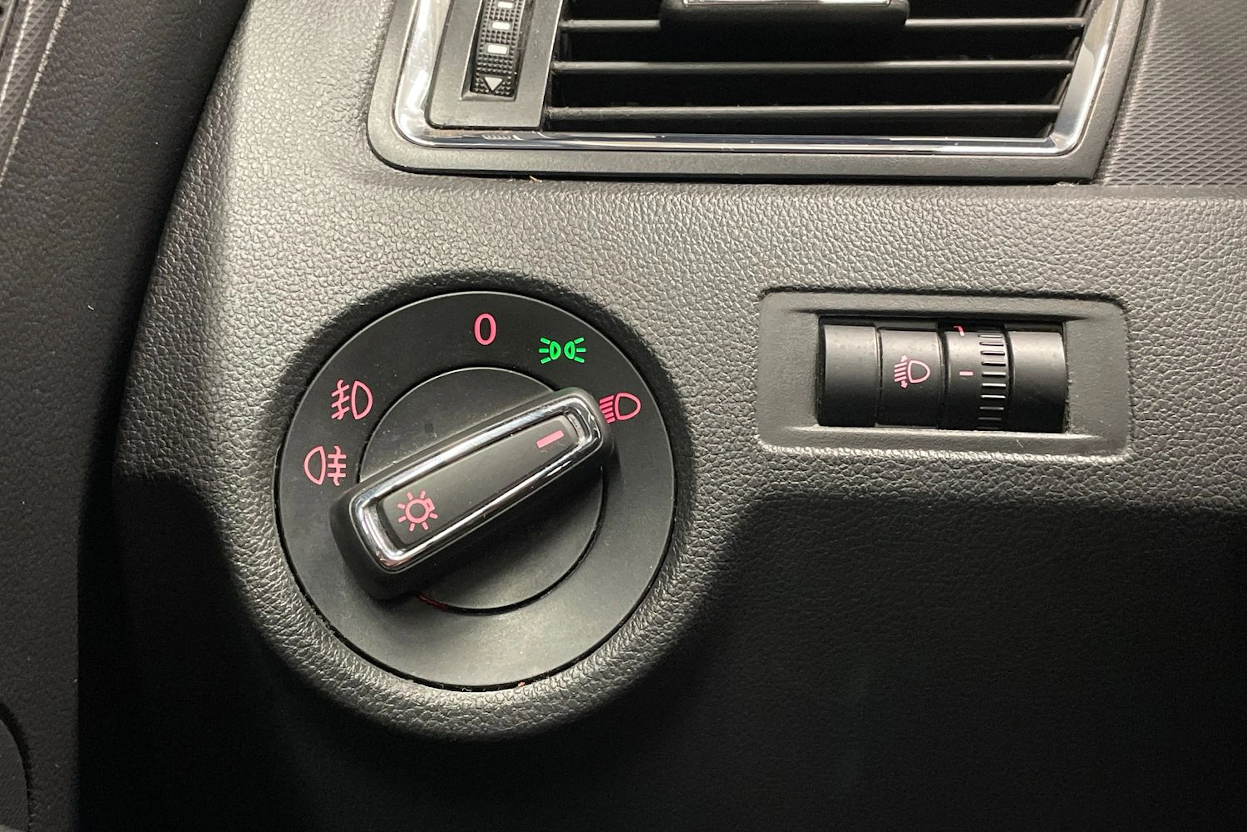 ruskea (beige) SEAT Toledo 2017 kuva 15.