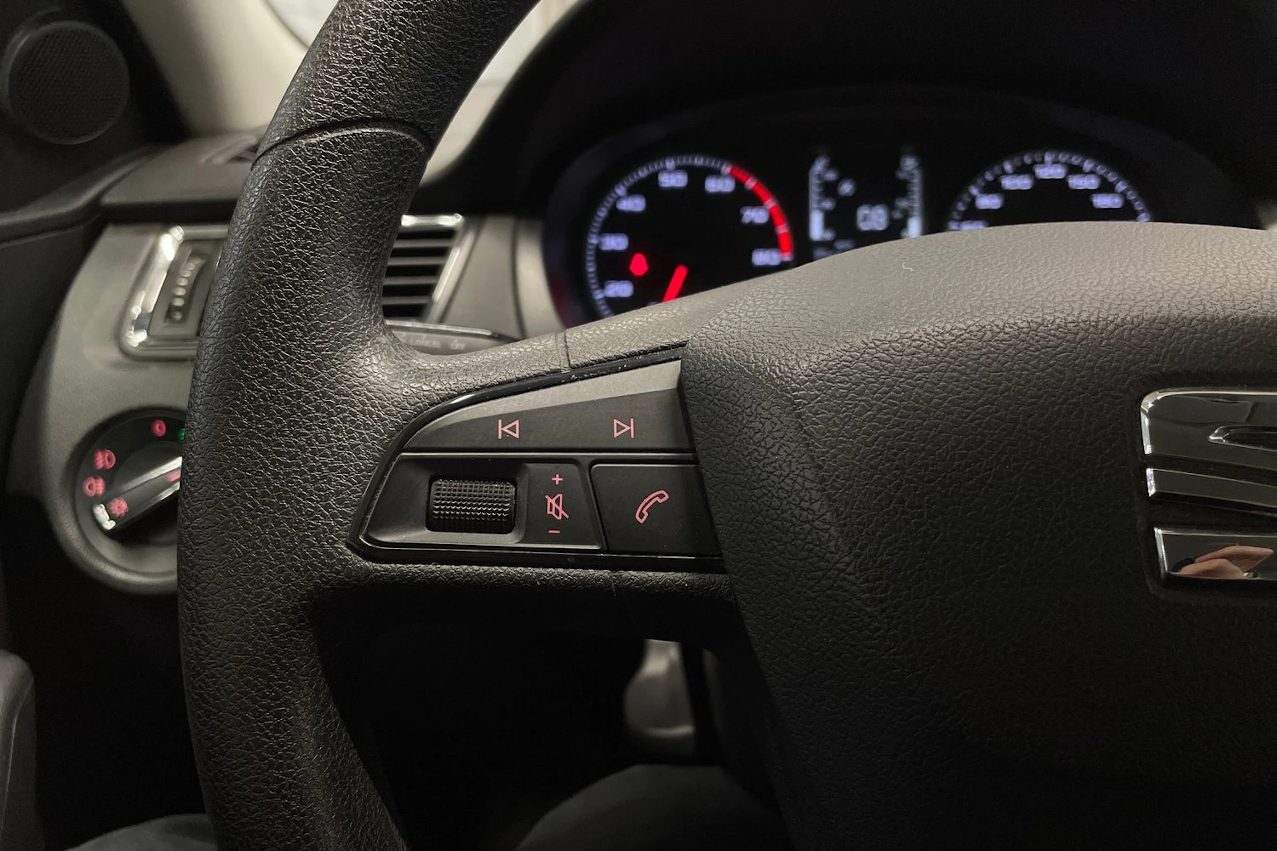ruskea (beige) SEAT Toledo 2017 kuva 16.