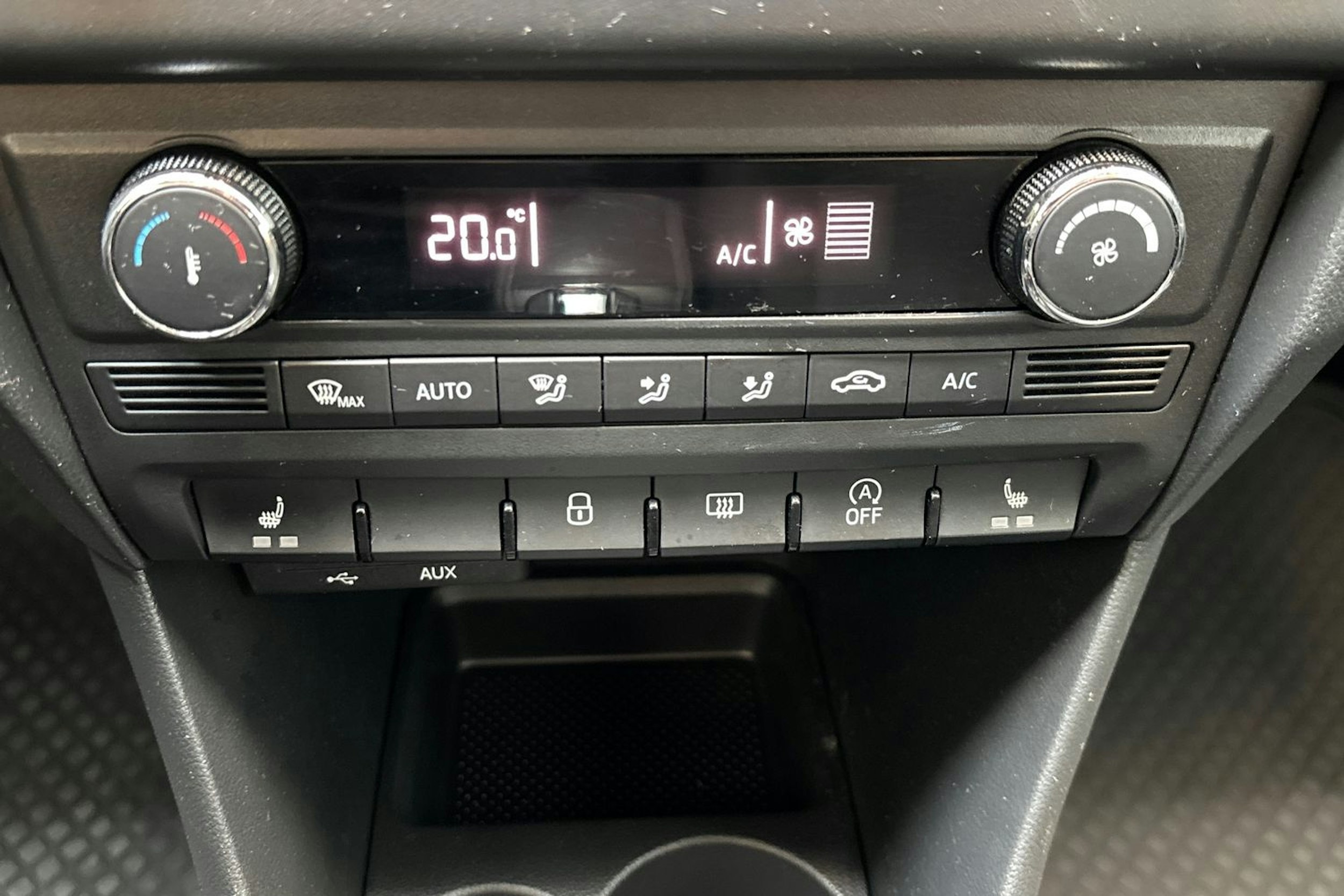 ruskea (beige) SEAT Toledo 2017 kuva 26.