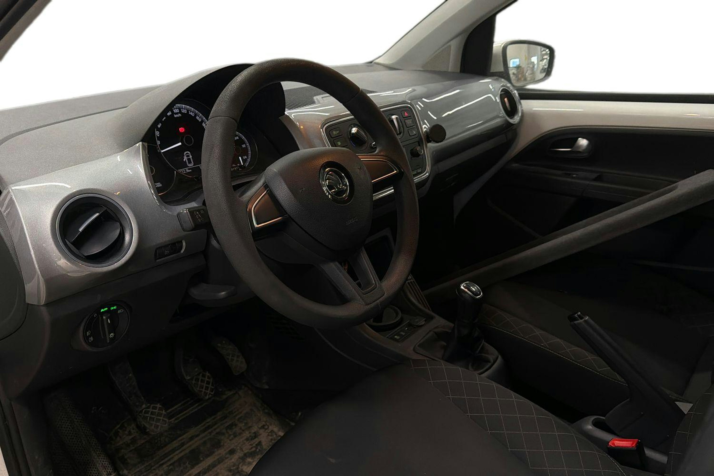 valkoinen Skoda Citigo 2017 kuva 3.