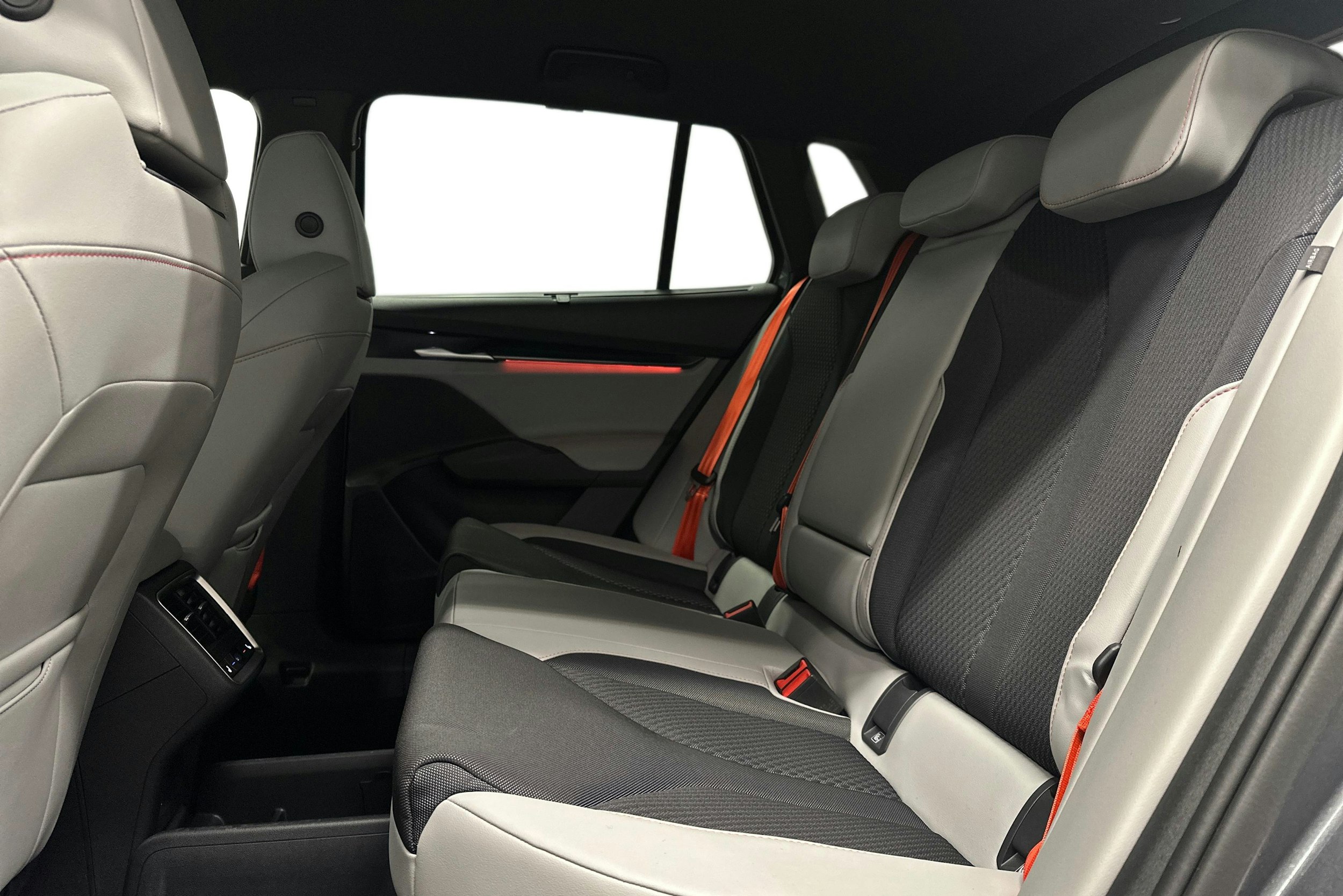 harmaa Skoda Elroq 2025 kuva 10.