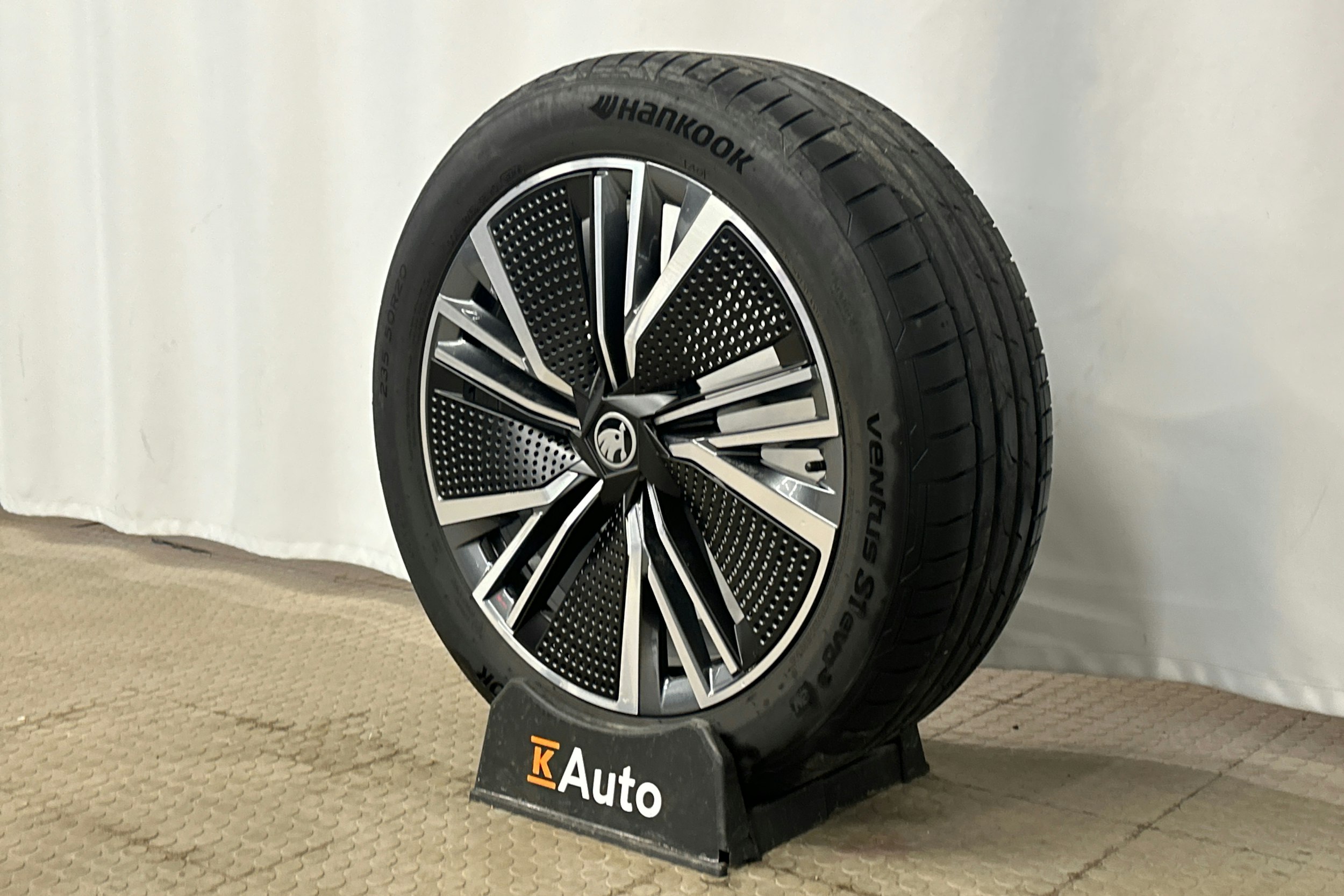 harmaa Skoda Elroq 2025 kuva 13.