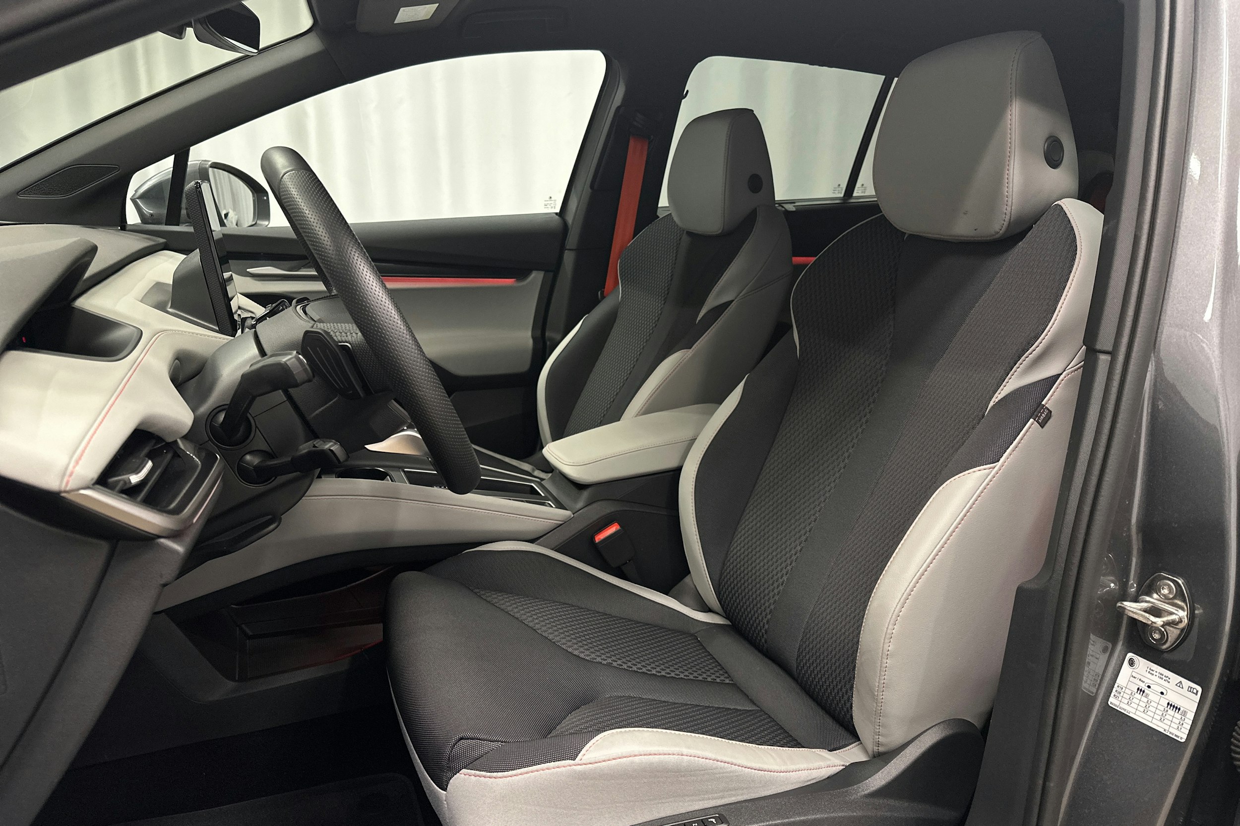 harmaa Skoda Elroq 2025 kuva 17.