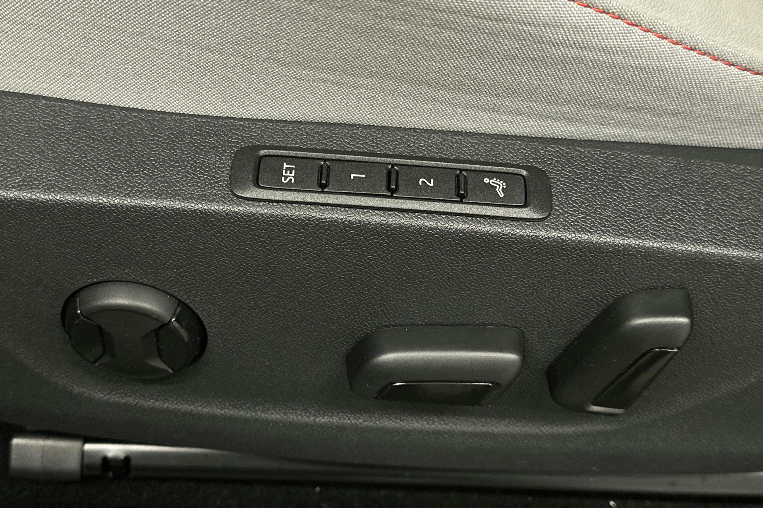 harmaa Skoda Elroq 2025 kuva 18.