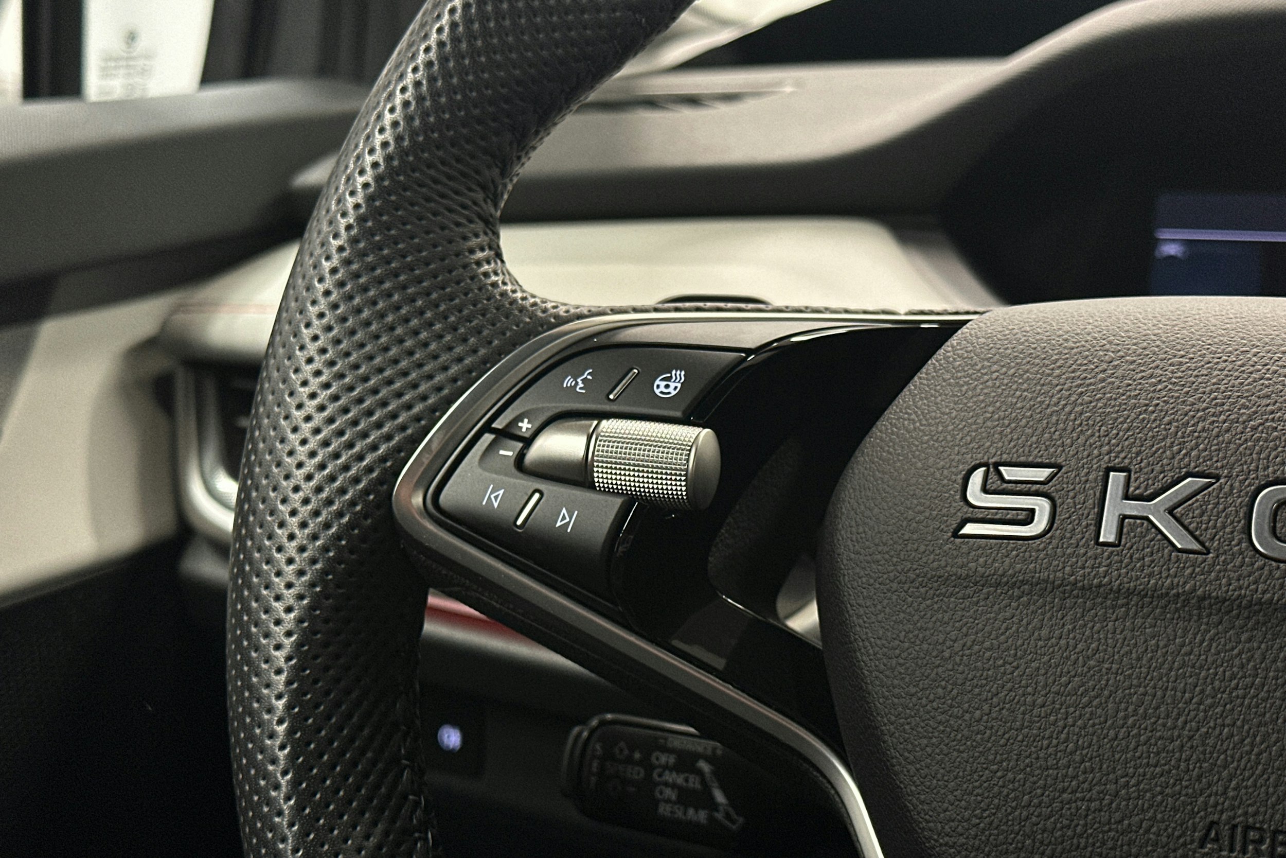 harmaa Skoda Elroq 2025 kuva 21.