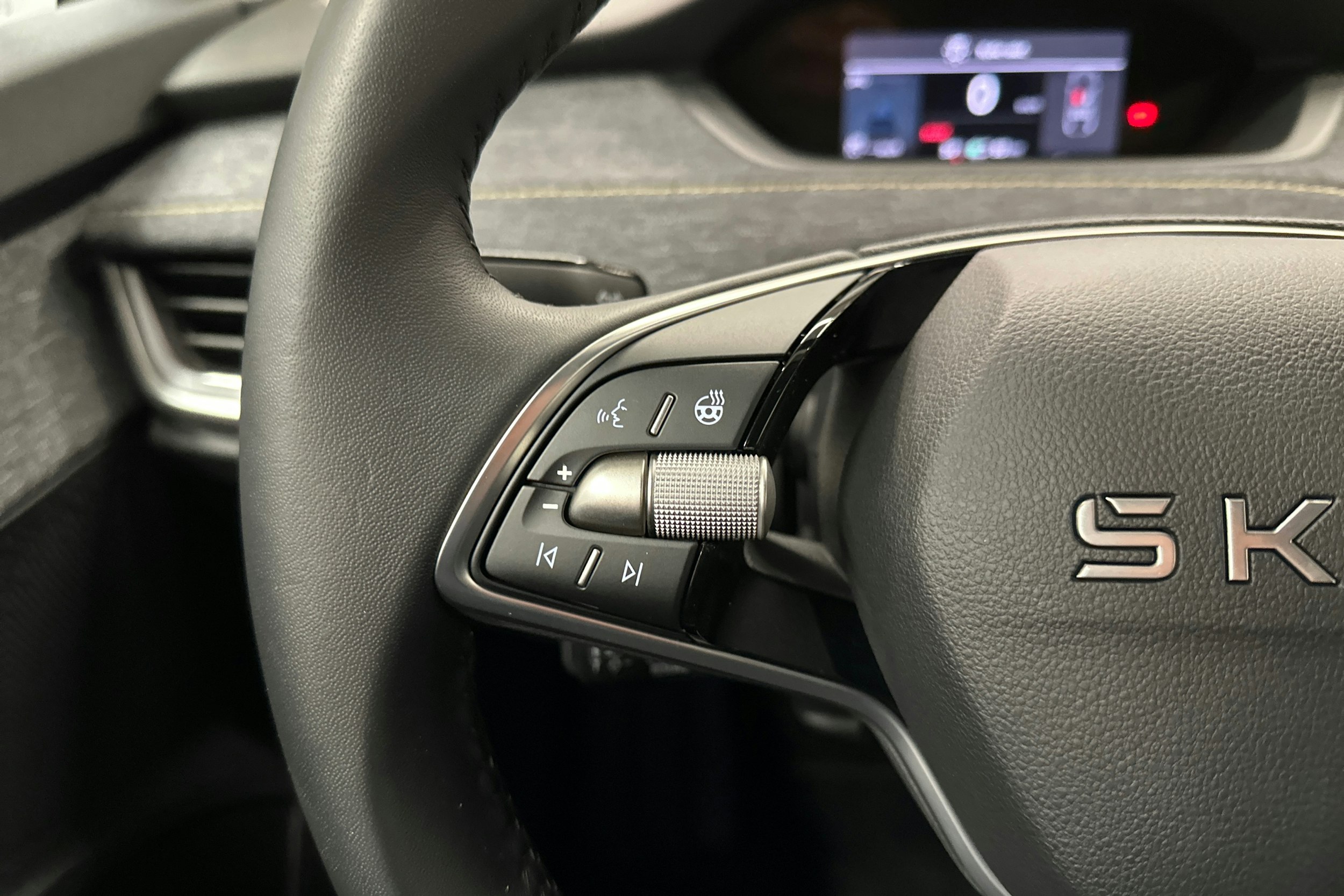 harmaa Skoda Elroq 2025 kuva 14.