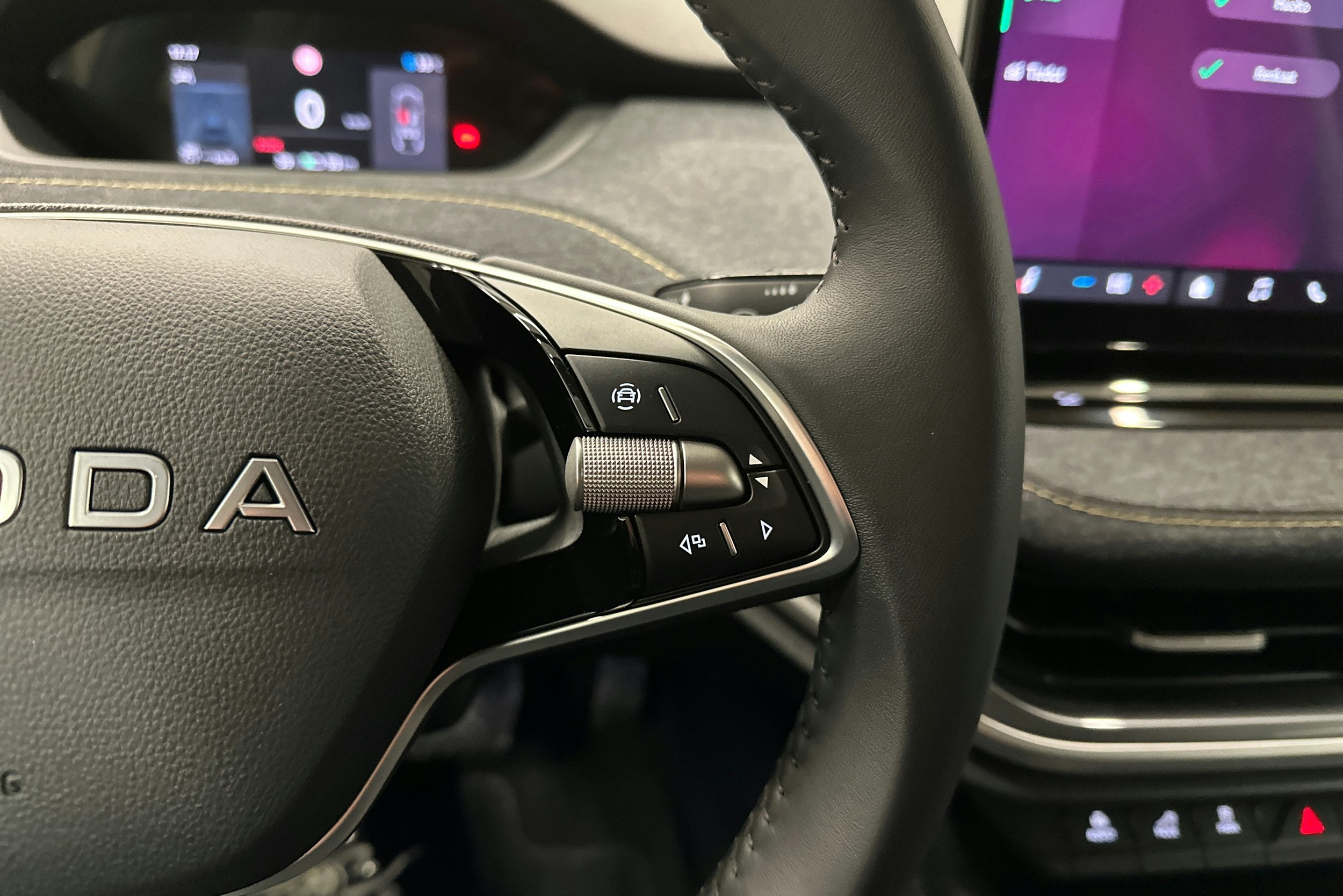 harmaa Skoda Elroq 2025 kuva 15.