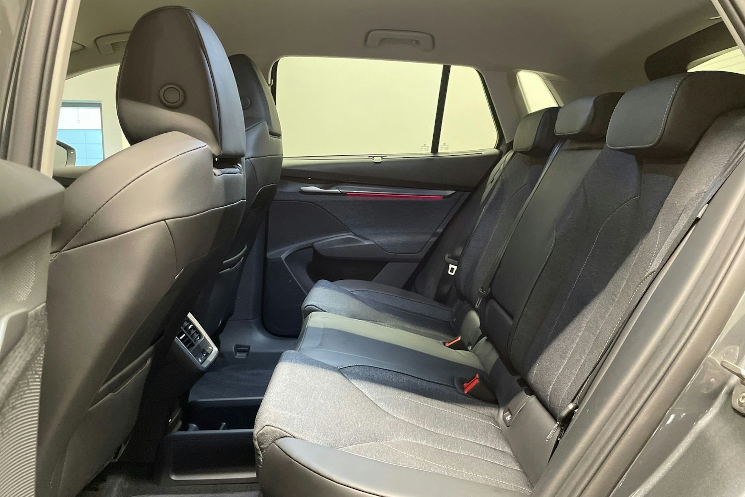 harmaa Skoda Elroq 2025 kuva 8.
