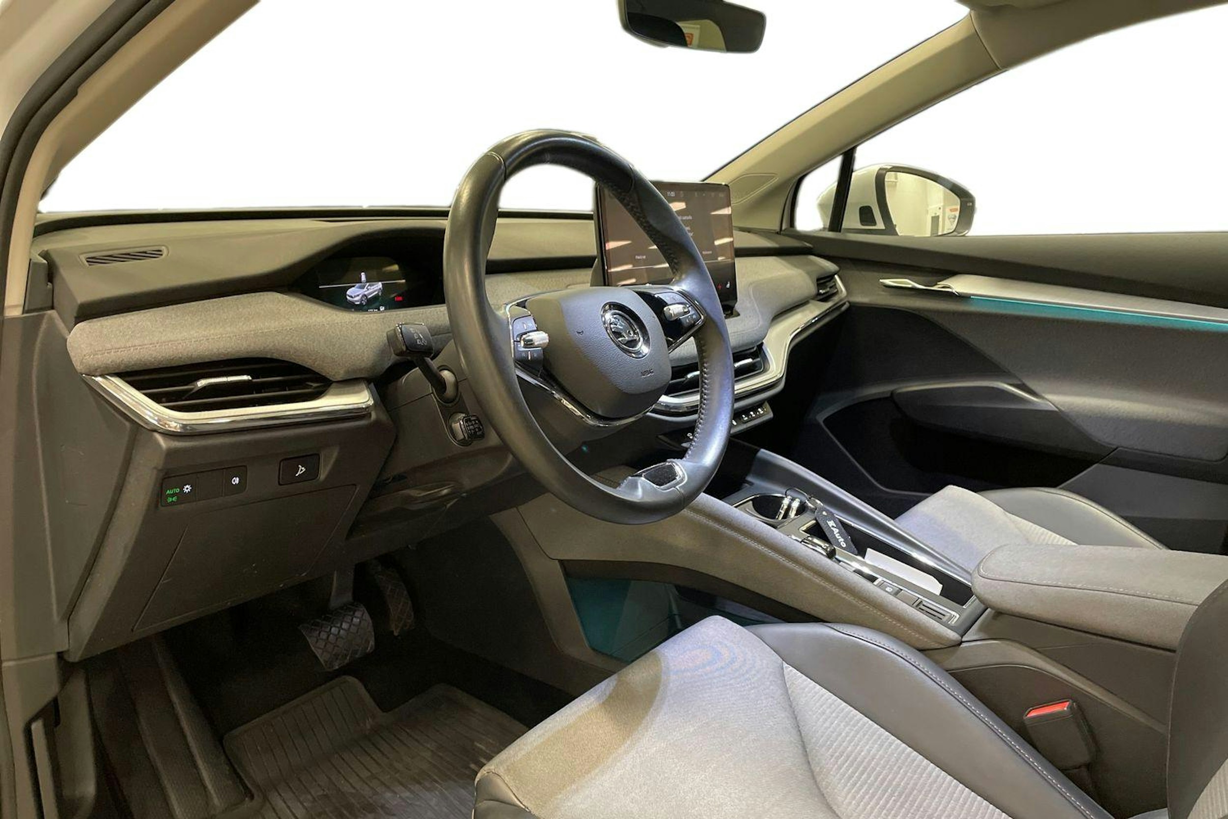 valkoinen Skoda Enyaq 2021 kuva 7.