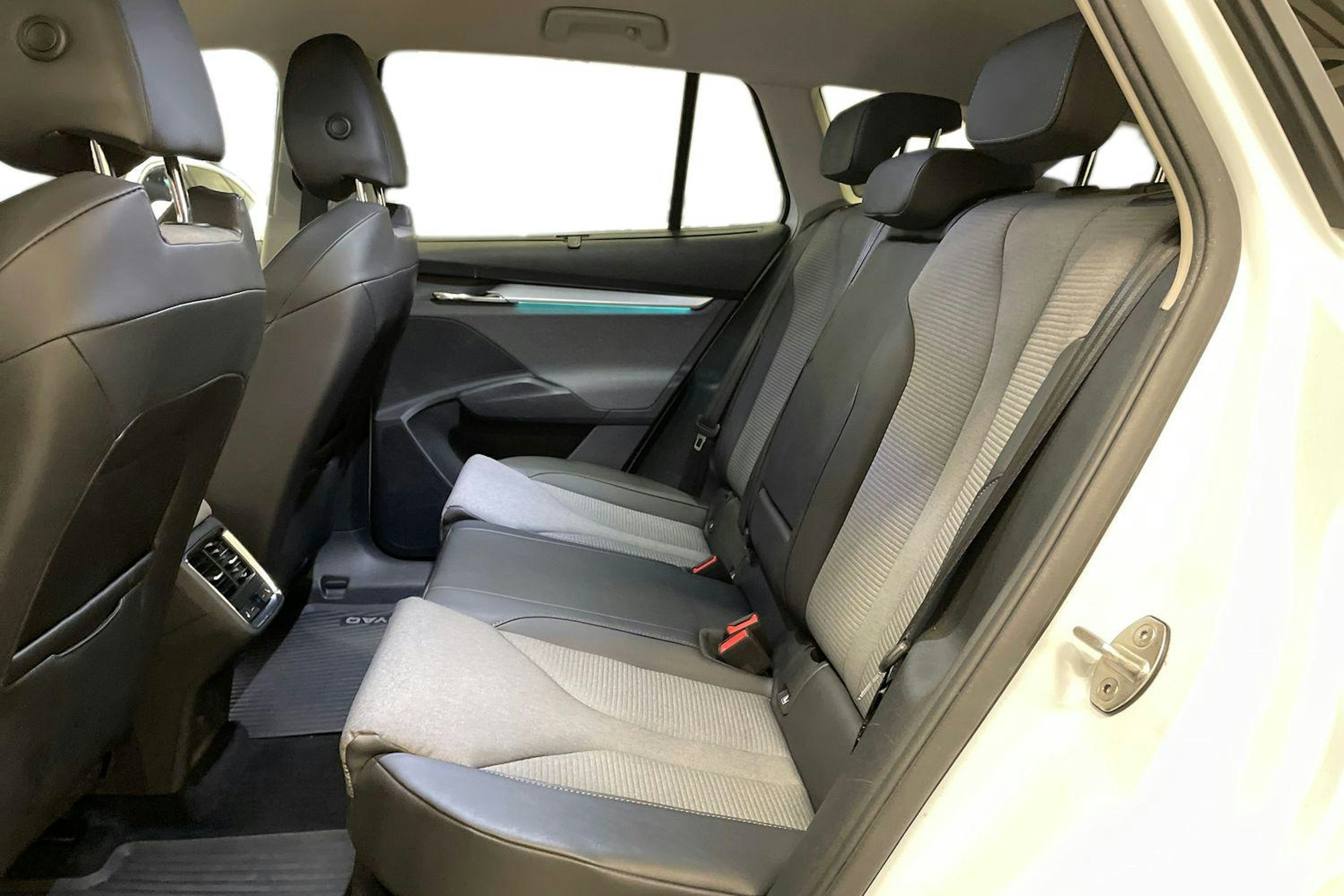 valkoinen Skoda Enyaq 2021 kuva 10.