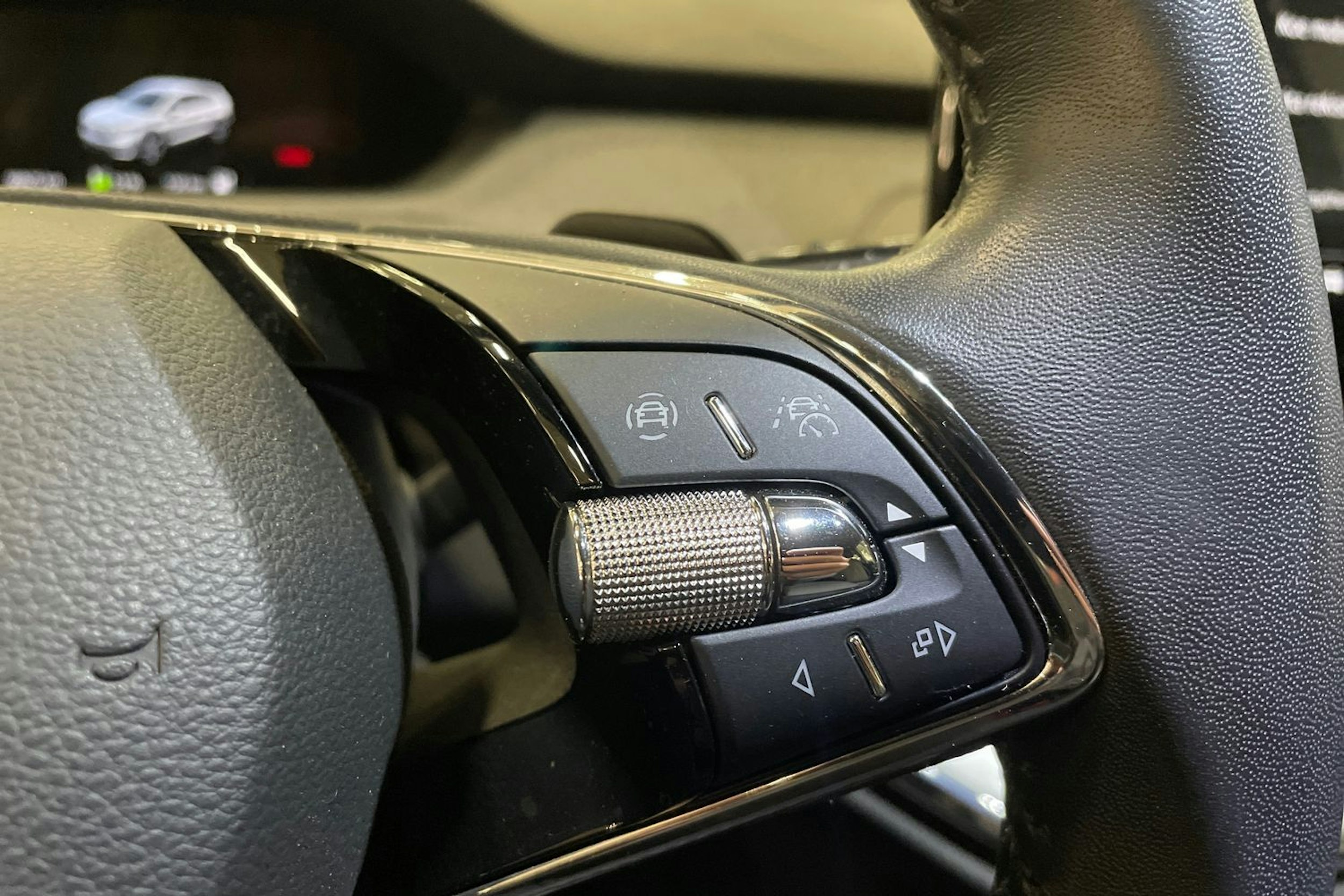 valkoinen Skoda Enyaq 2021 kuva 17.