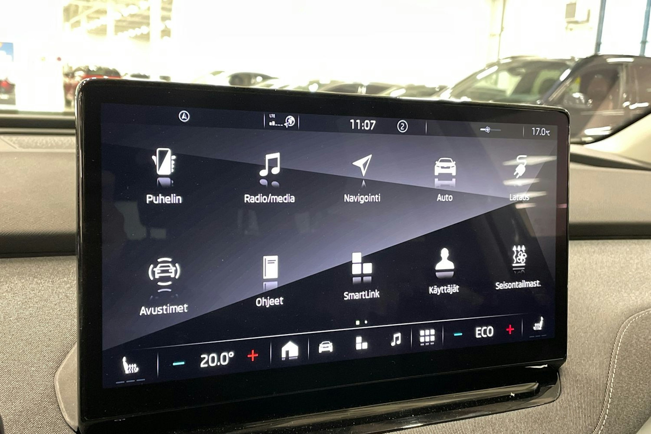 valkoinen Skoda Enyaq 2021 kuva 25.