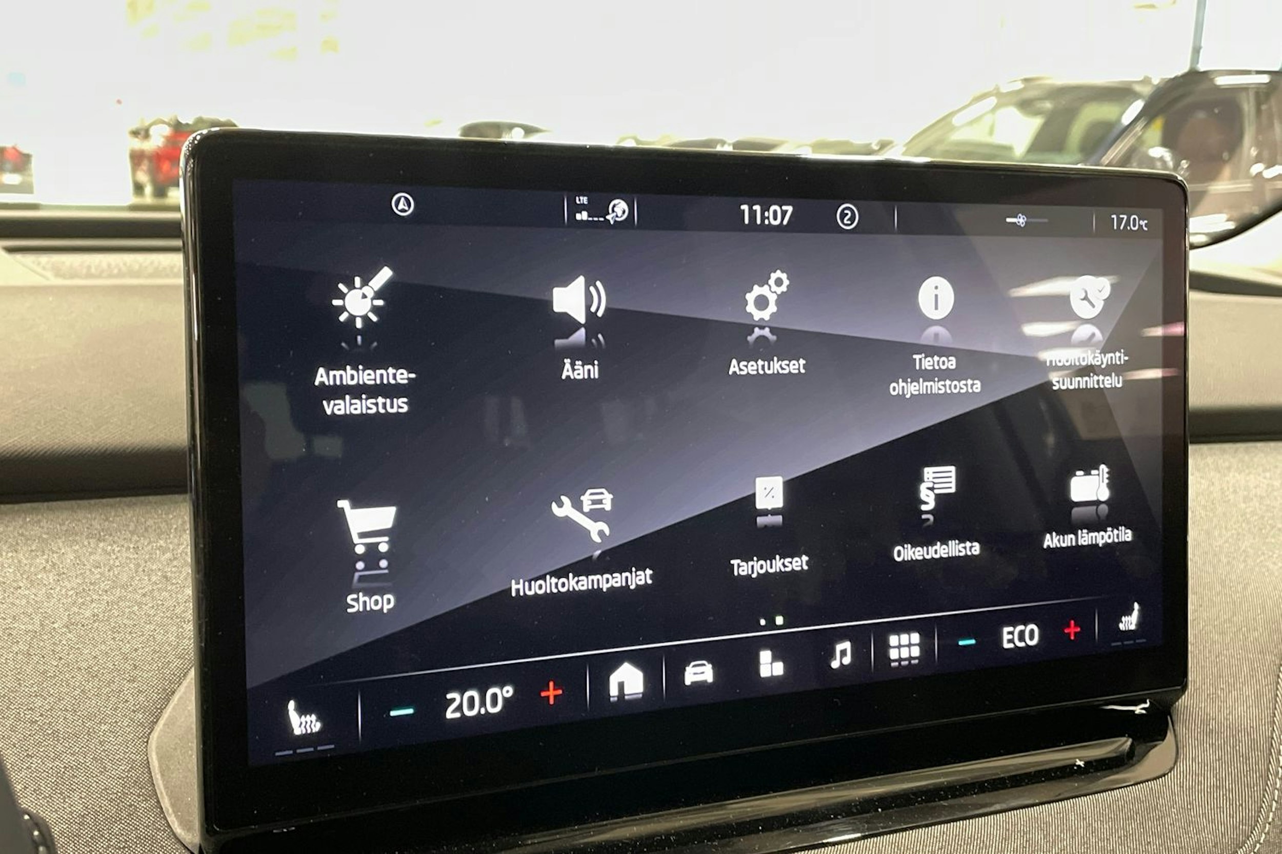 valkoinen Skoda Enyaq 2021 kuva 26.