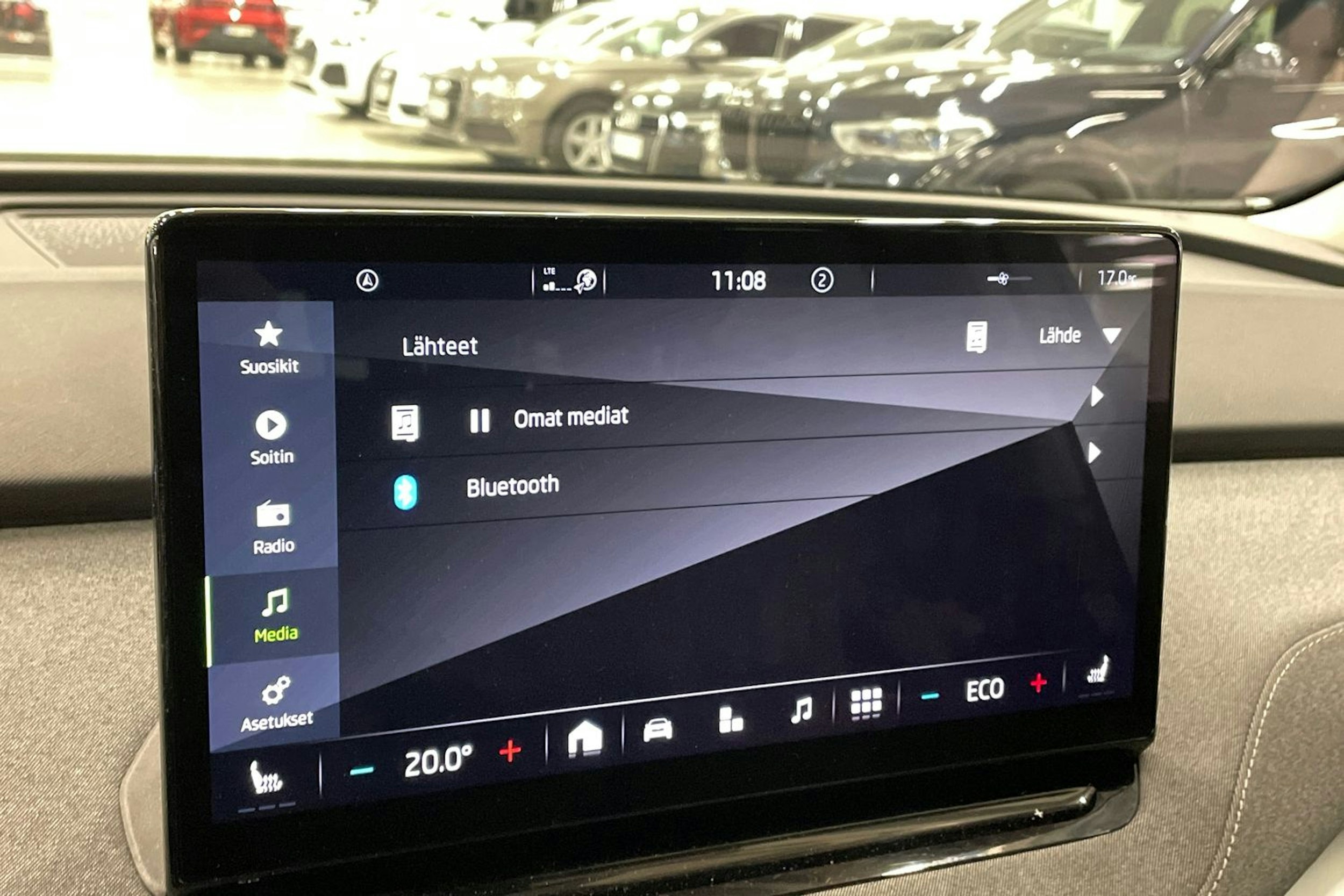 valkoinen Skoda Enyaq 2021 kuva 28.