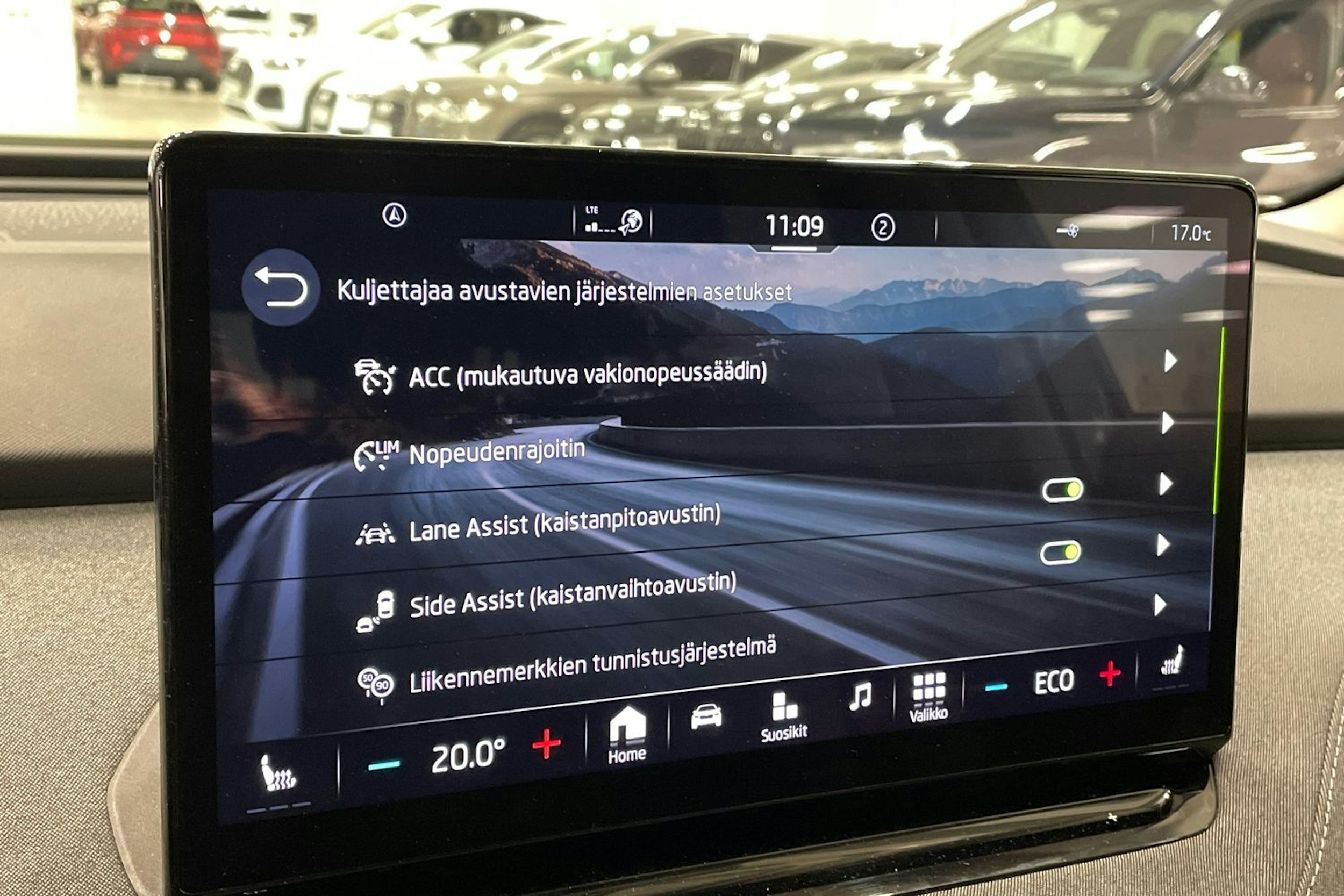 valkoinen Skoda Enyaq 2021 kuva 32.