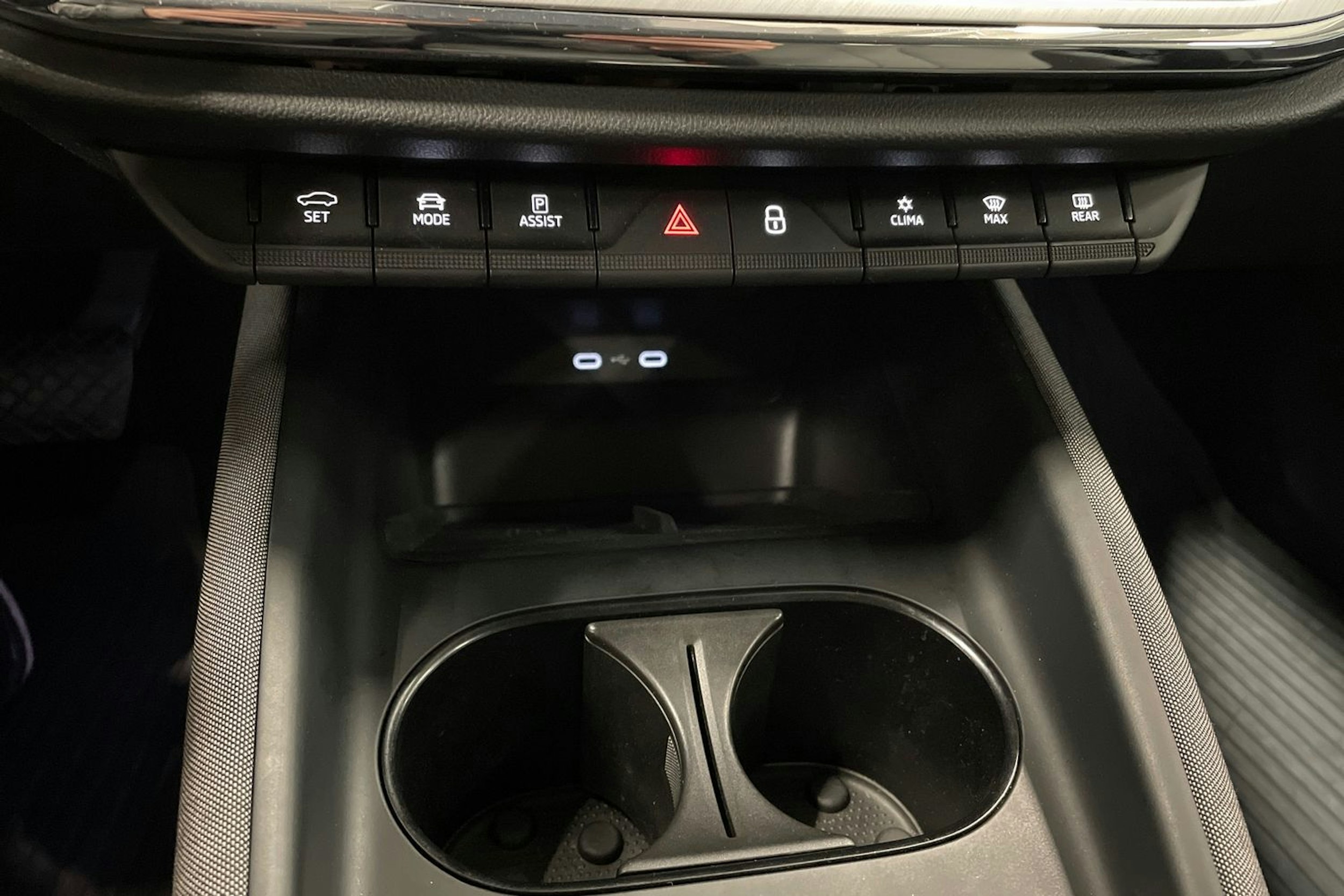 valkoinen Skoda Enyaq 2021 kuva 38.