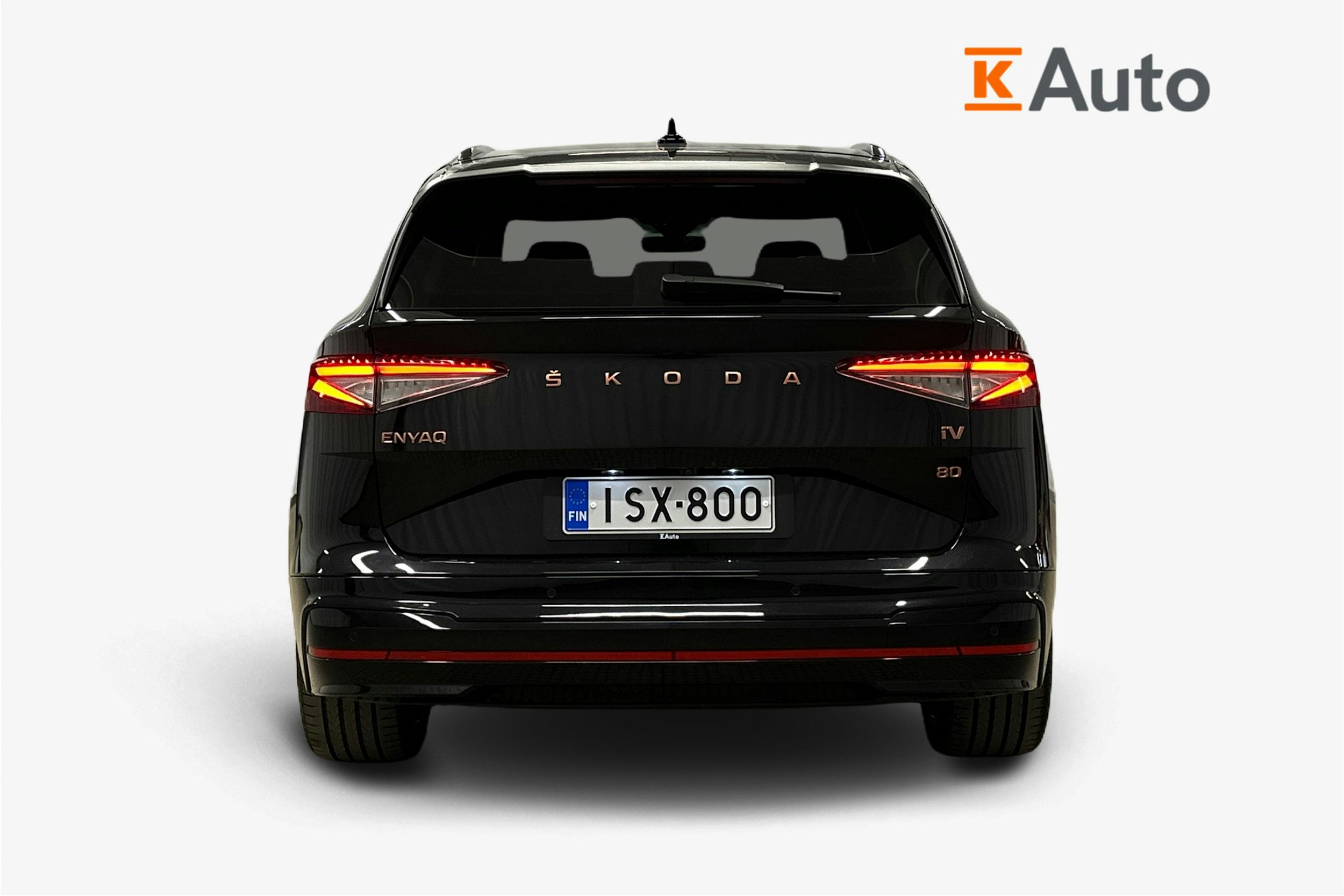 musta Skoda Enyaq 2022 kuva 3.