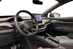 musta Skoda Enyaq 2022 kuva 7.