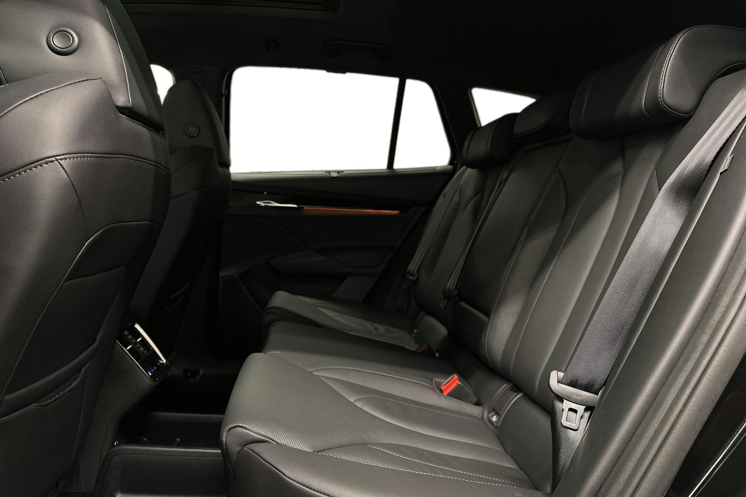 musta Skoda Enyaq 2022 kuva 10.