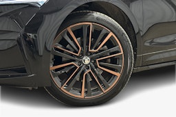 musta Skoda Enyaq 2022 kuva 11.