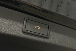 musta Skoda Enyaq 2022 kuva 15.