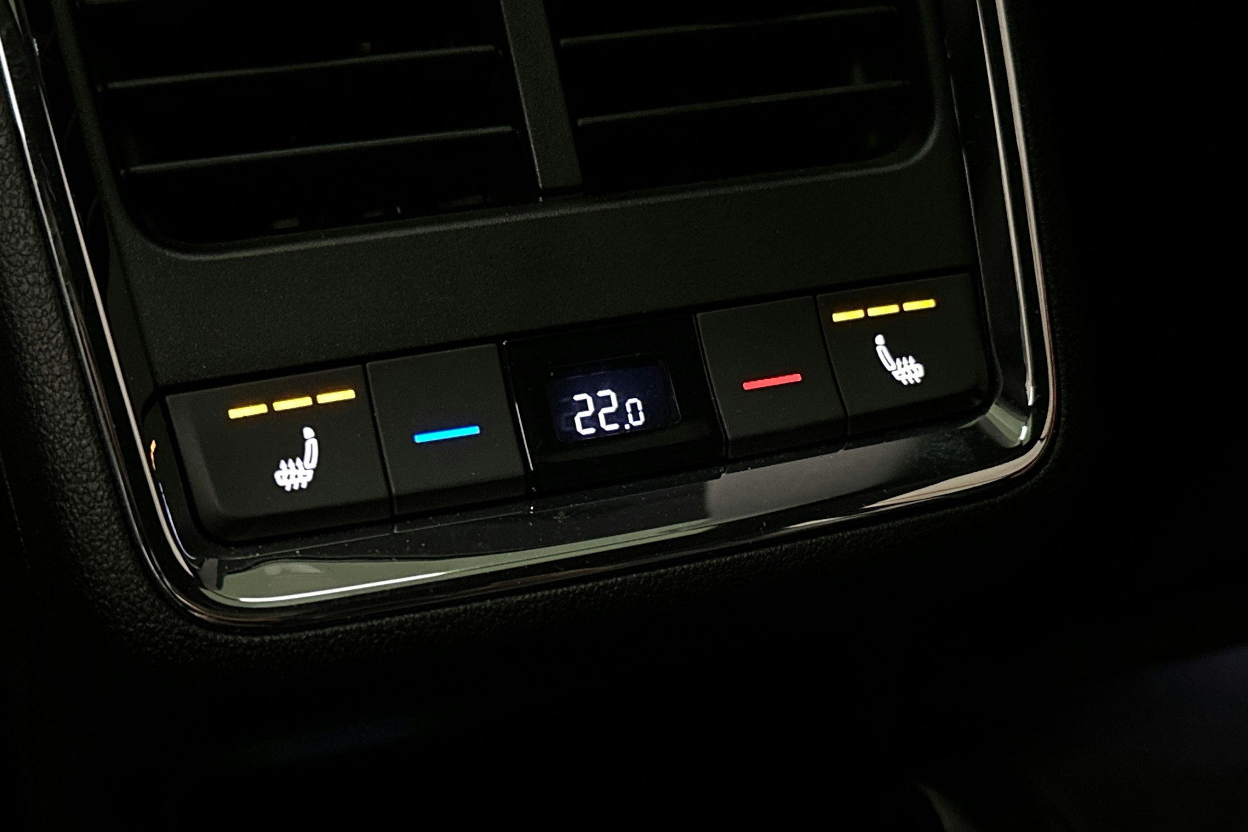 musta Skoda Enyaq 2022 kuva 18.