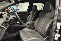 musta Skoda Enyaq 2022 kuva 19.