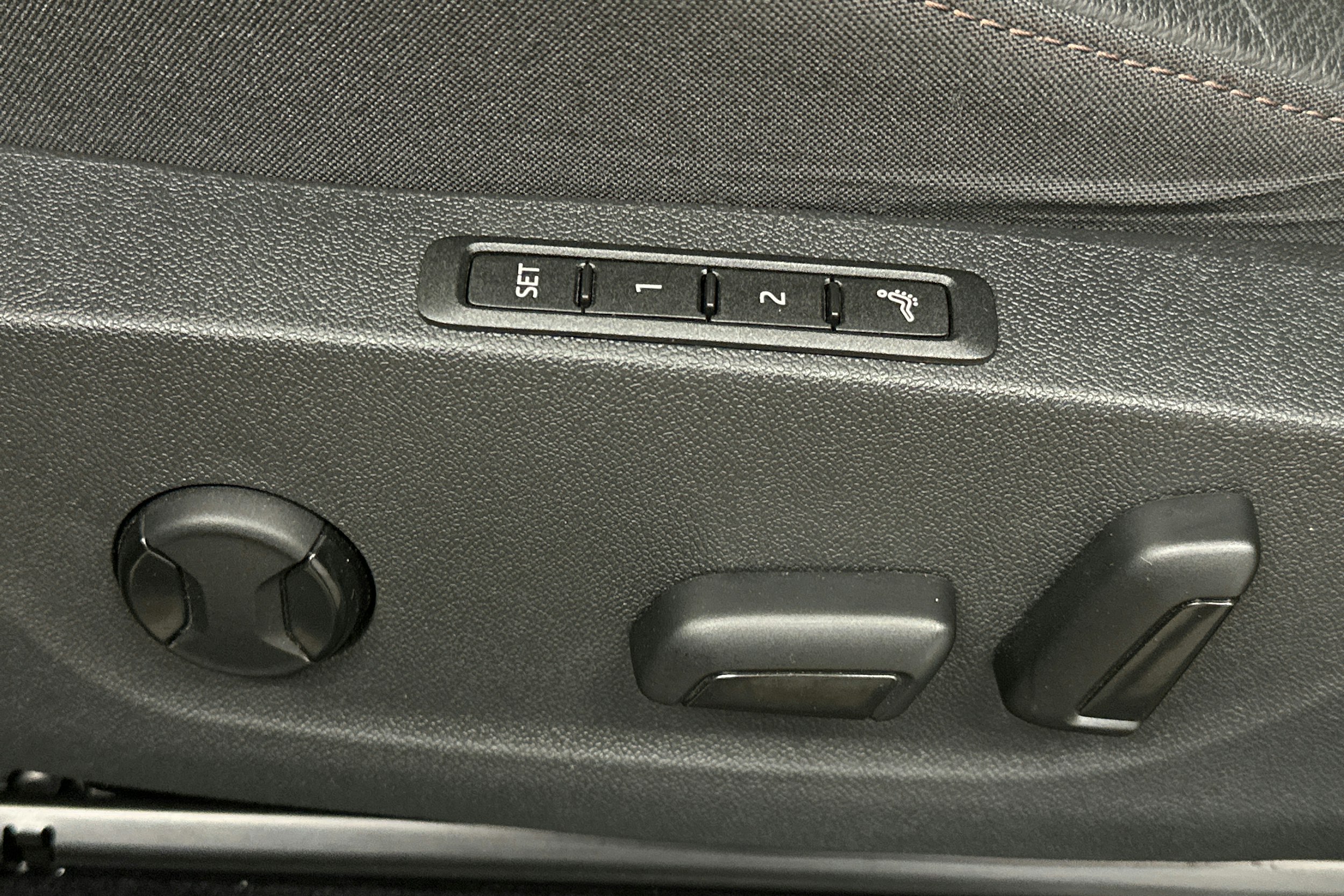 musta Skoda Enyaq 2022 kuva 20.