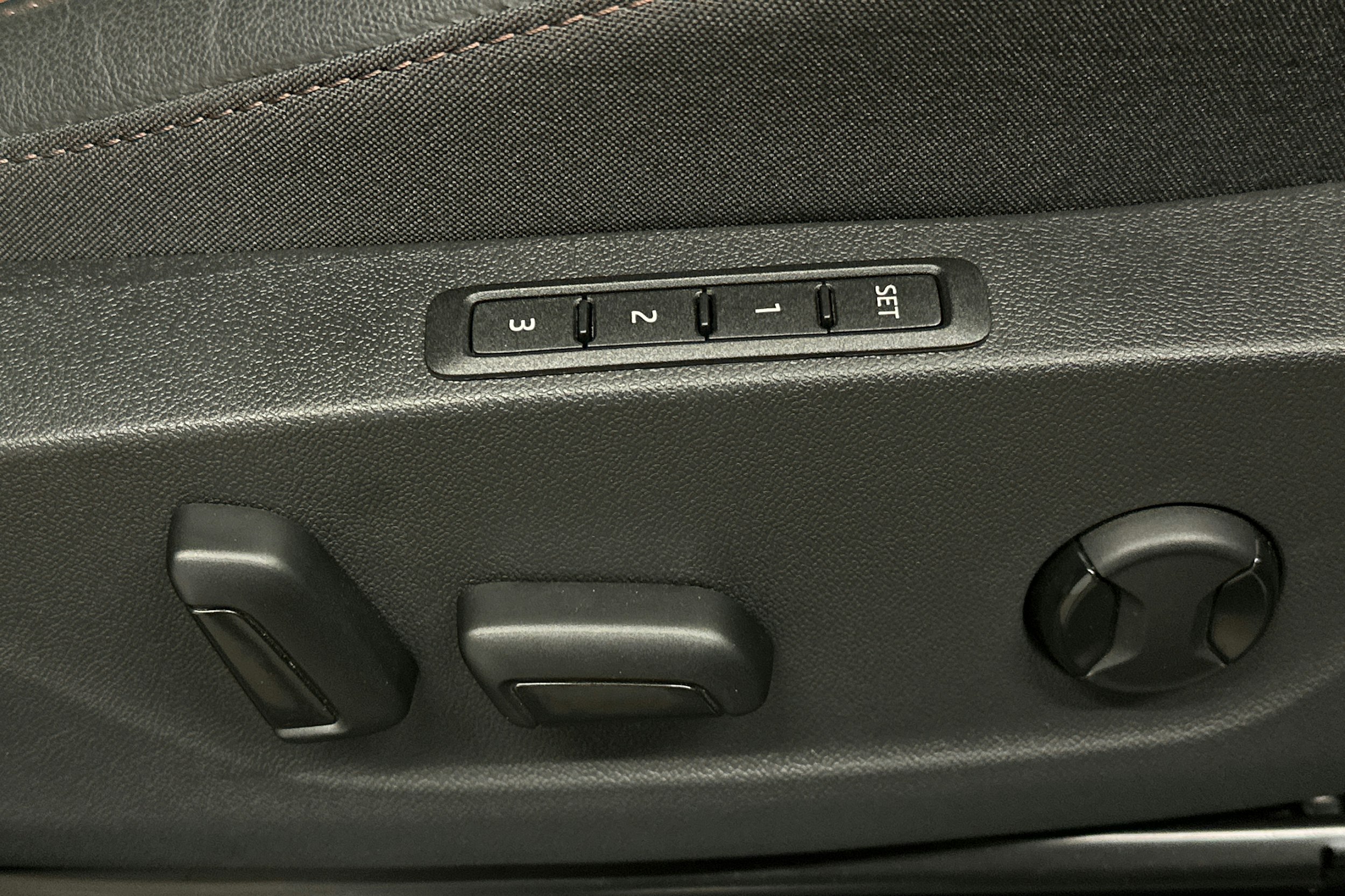 musta Skoda Enyaq 2022 kuva 21.