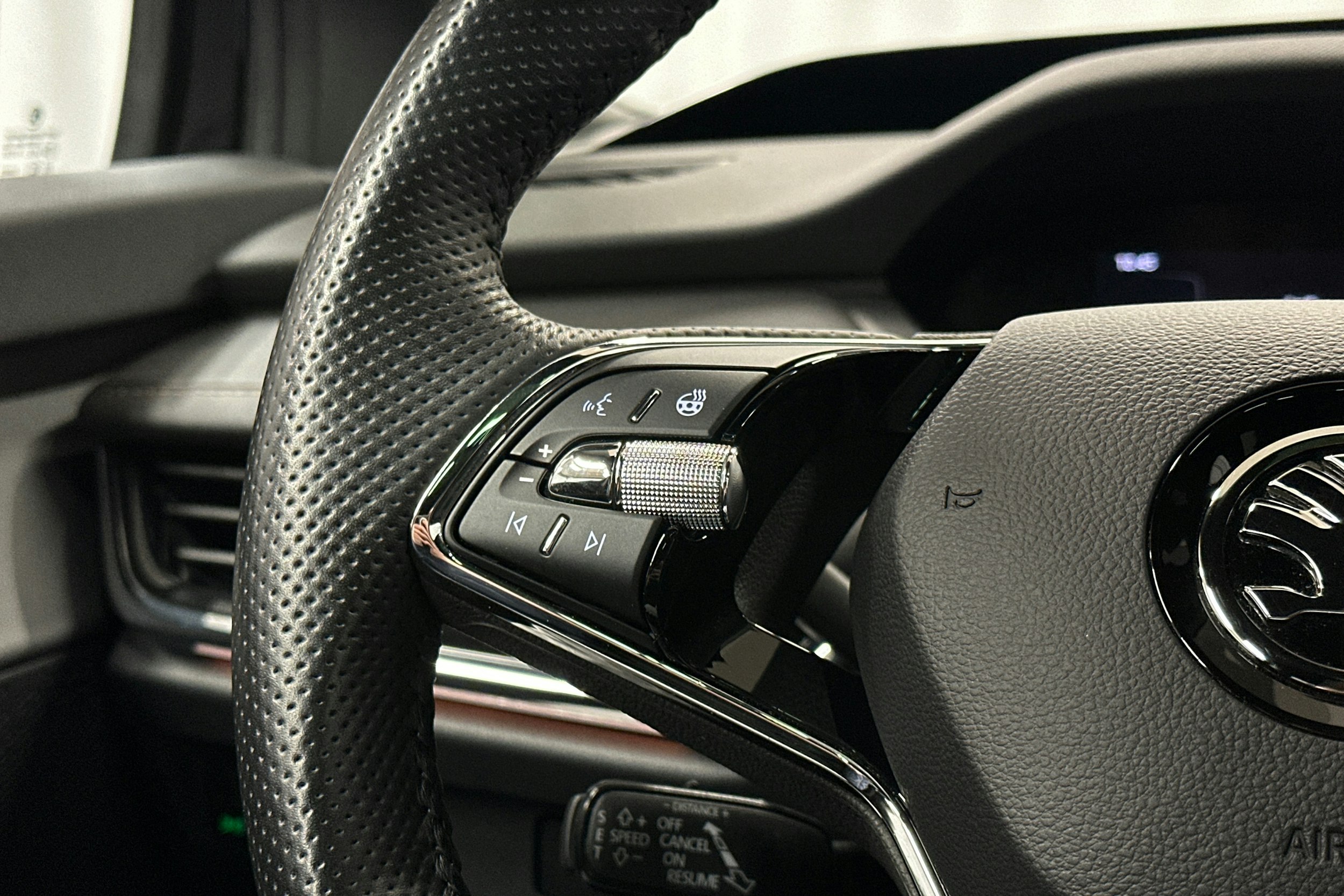 musta Skoda Enyaq 2022 kuva 23.