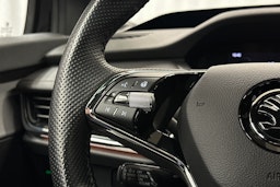 musta Skoda Enyaq 2022 kuva 23.