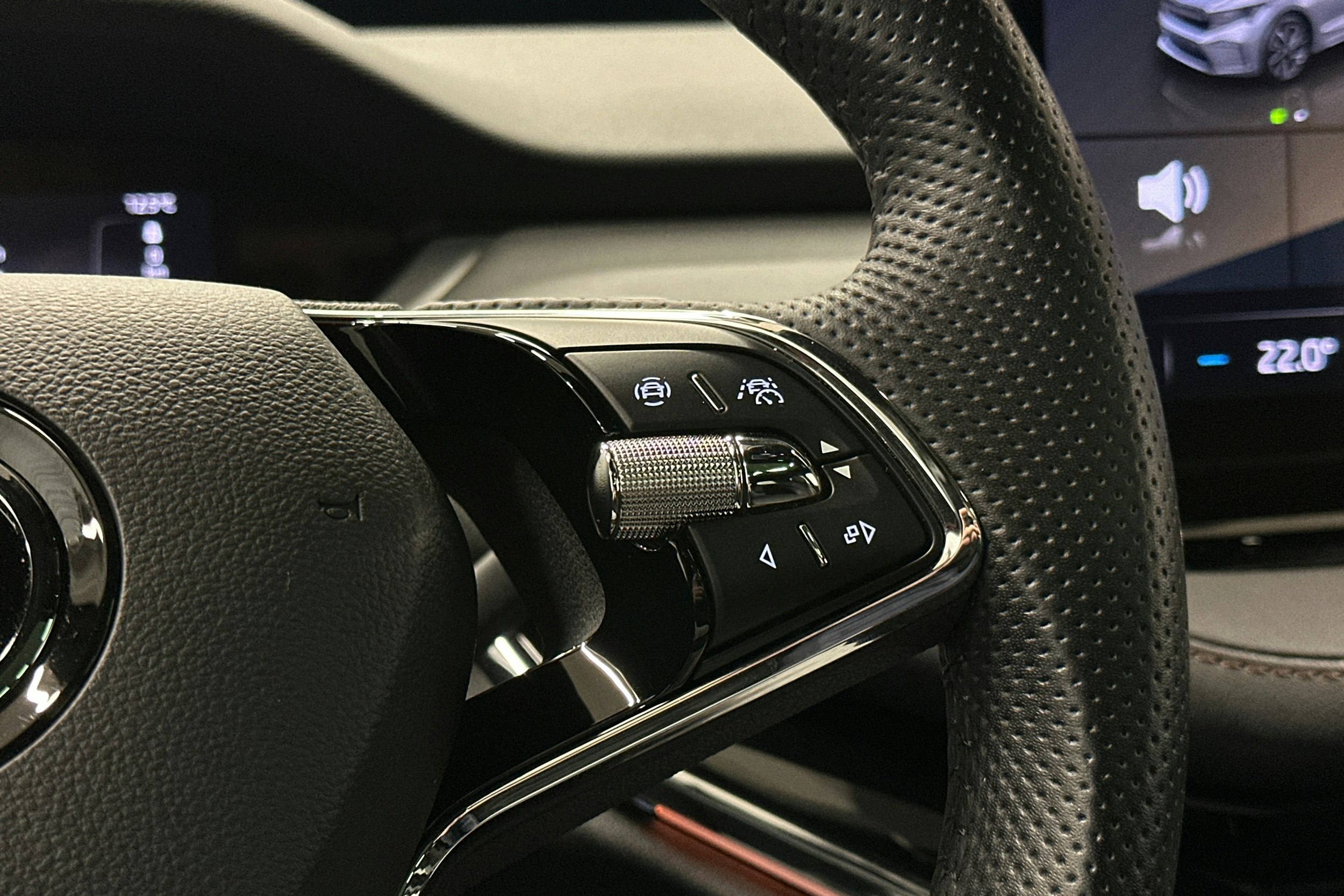 musta Skoda Enyaq 2022 kuva 24.