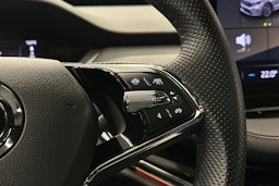 musta Skoda Enyaq 2022 kuva 24.