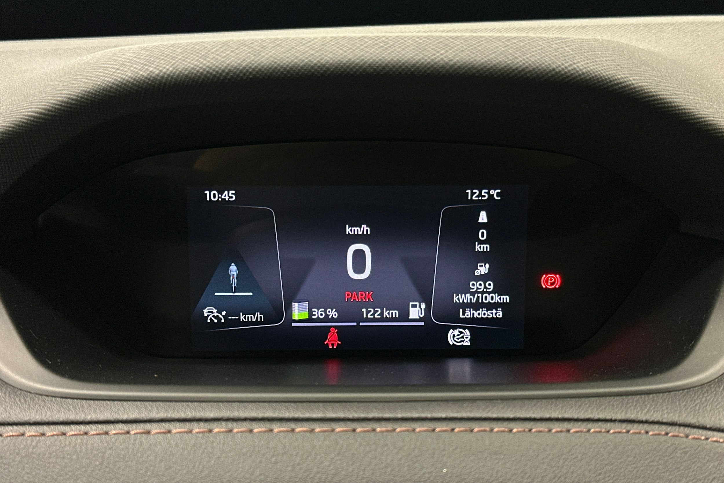 musta Skoda Enyaq 2022 kuva 26.