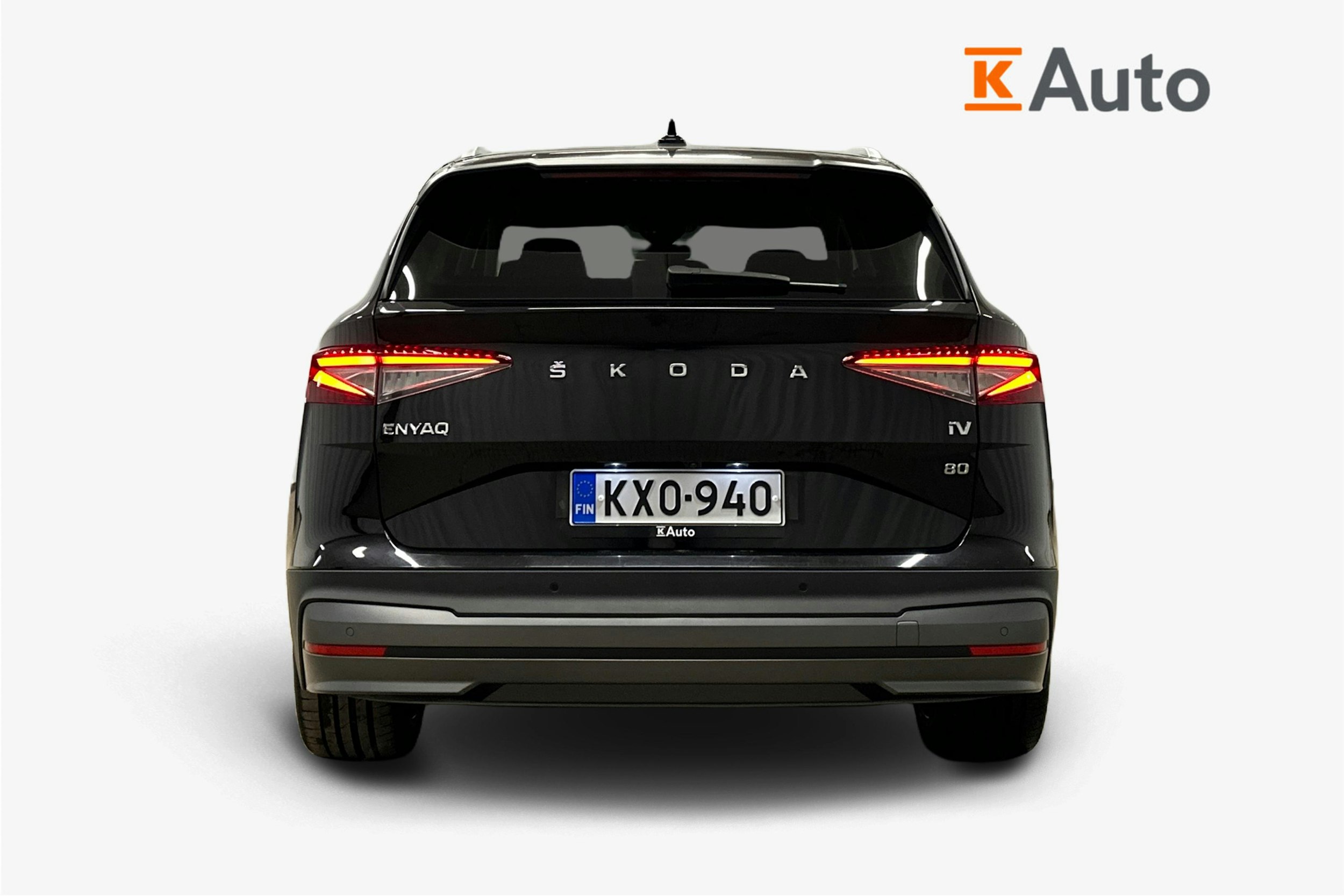 musta Skoda Enyaq 2021 kuva 3.