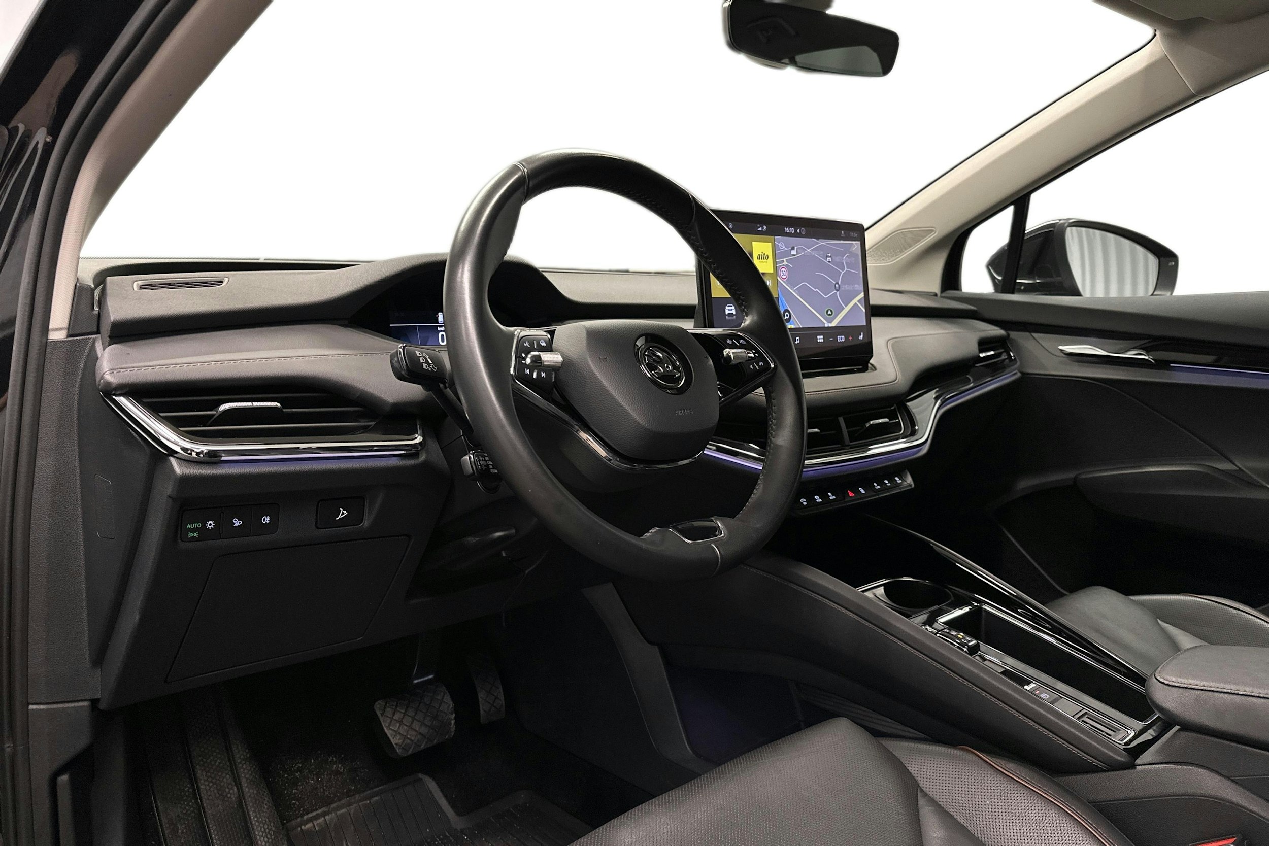 musta Skoda Enyaq 2021 kuva 7.