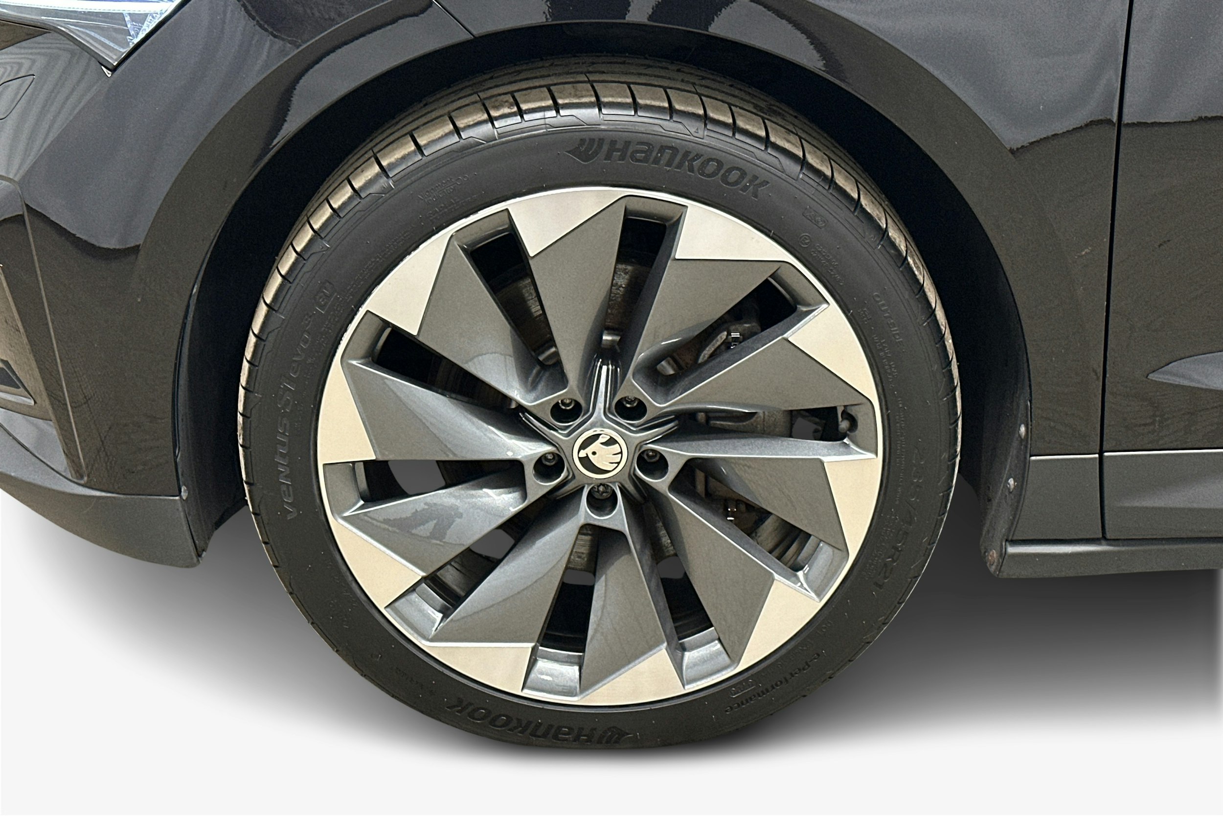 musta Skoda Enyaq 2021 kuva 11.